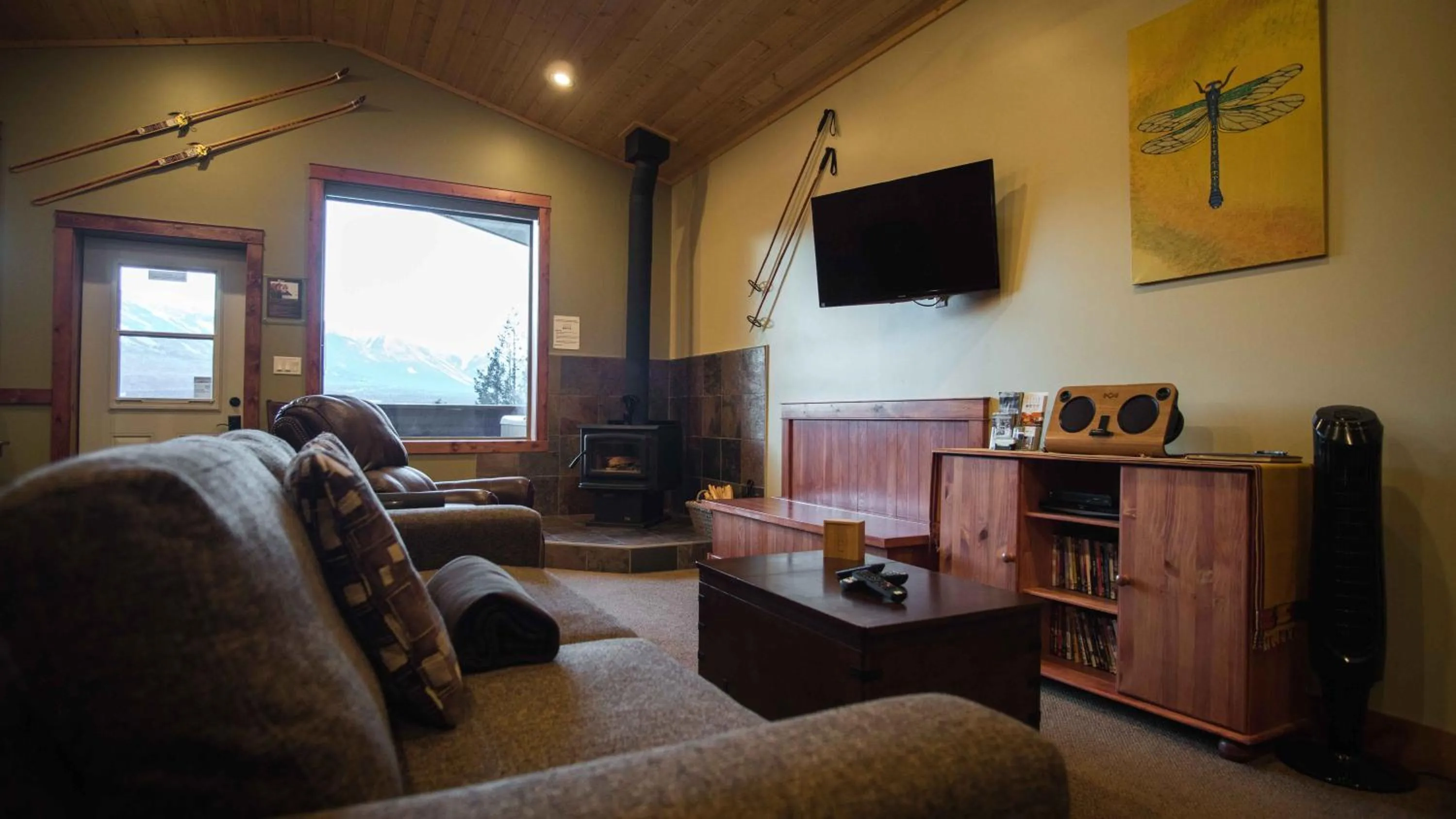TV and multimedia in Cedar House Restaurant & Chalets