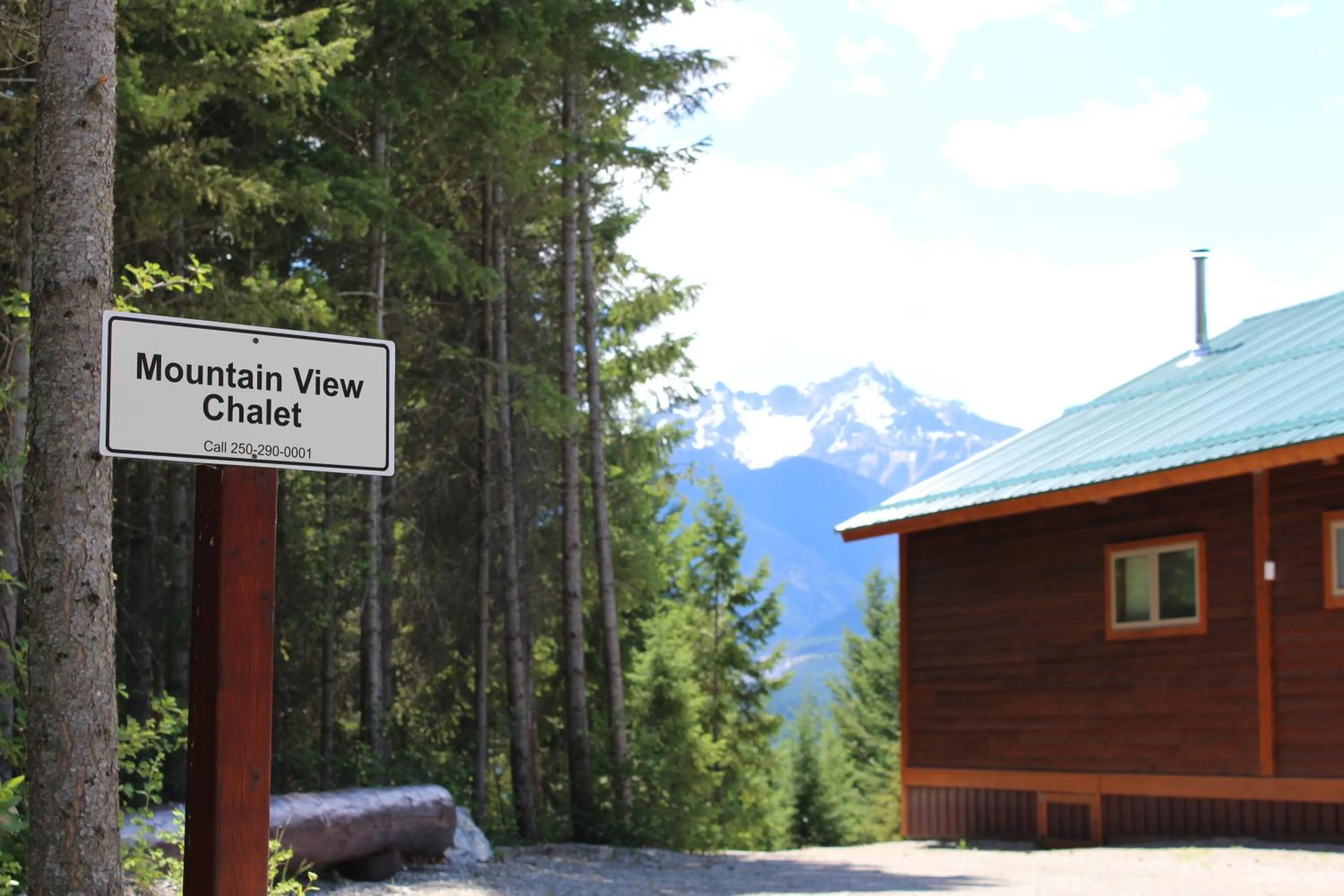 Property building in Cedar House Restaurant & Chalets