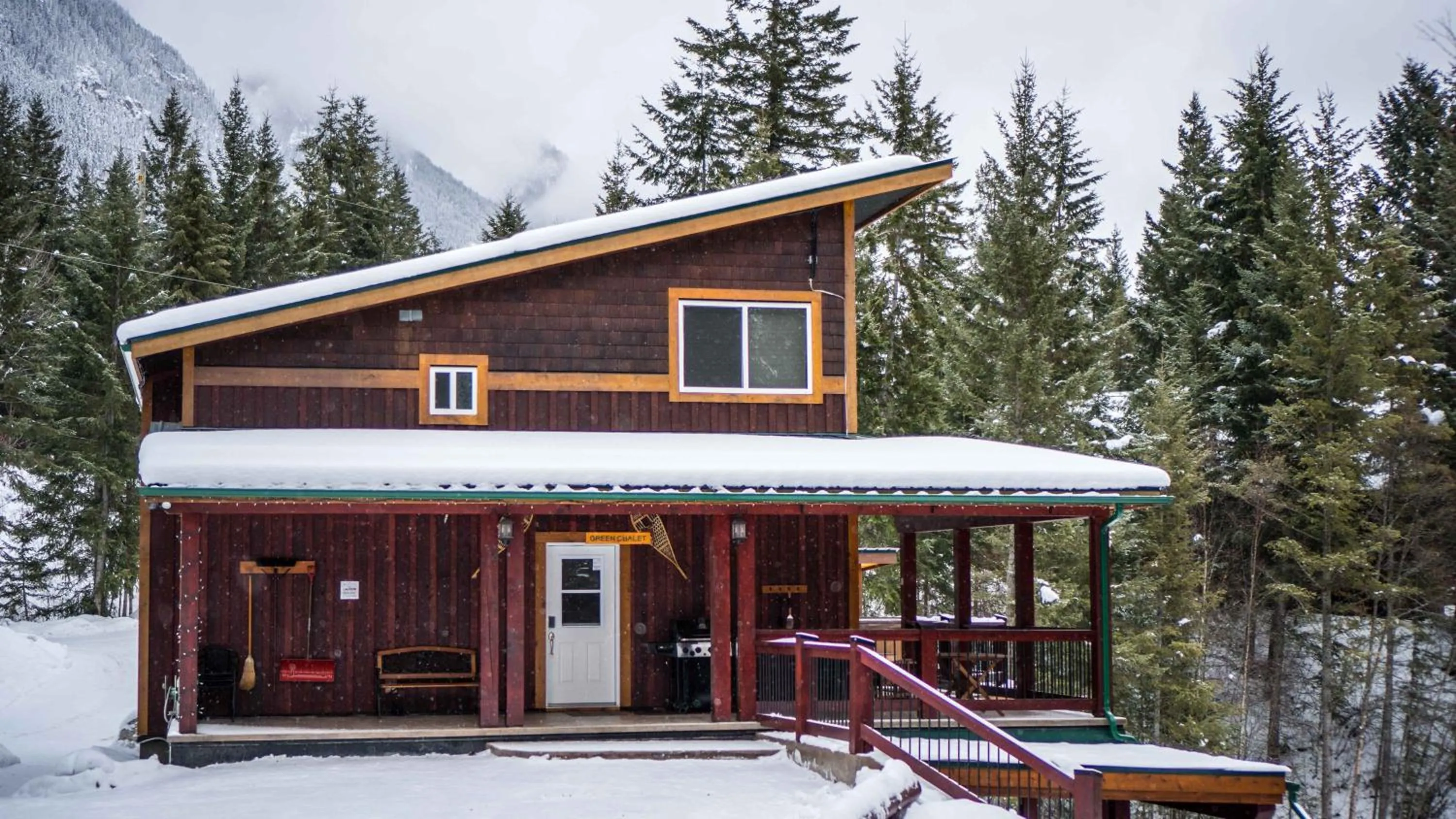 Property building in Cedar House Restaurant & Chalets