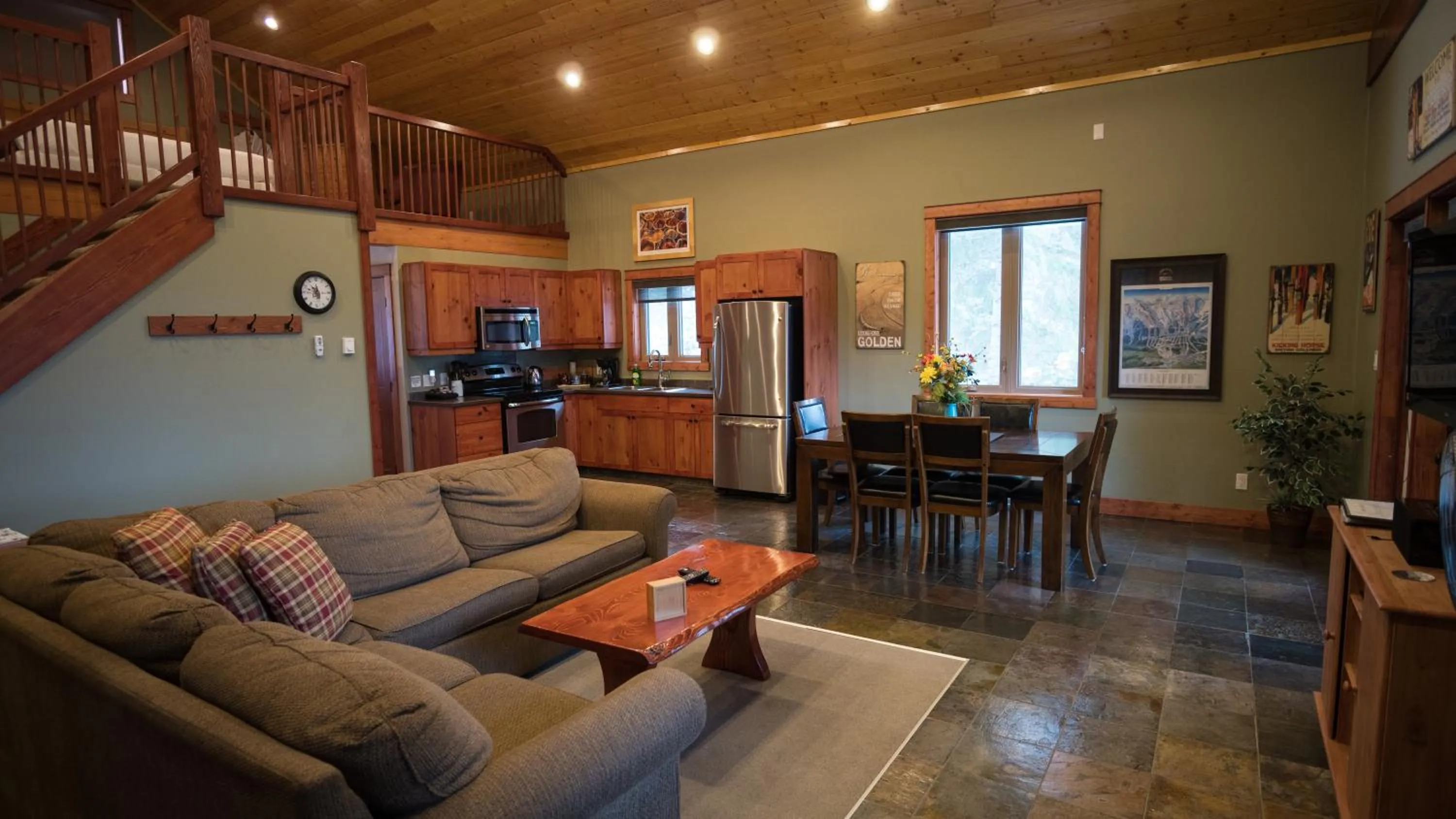 TV and multimedia in Cedar House Restaurant & Chalets