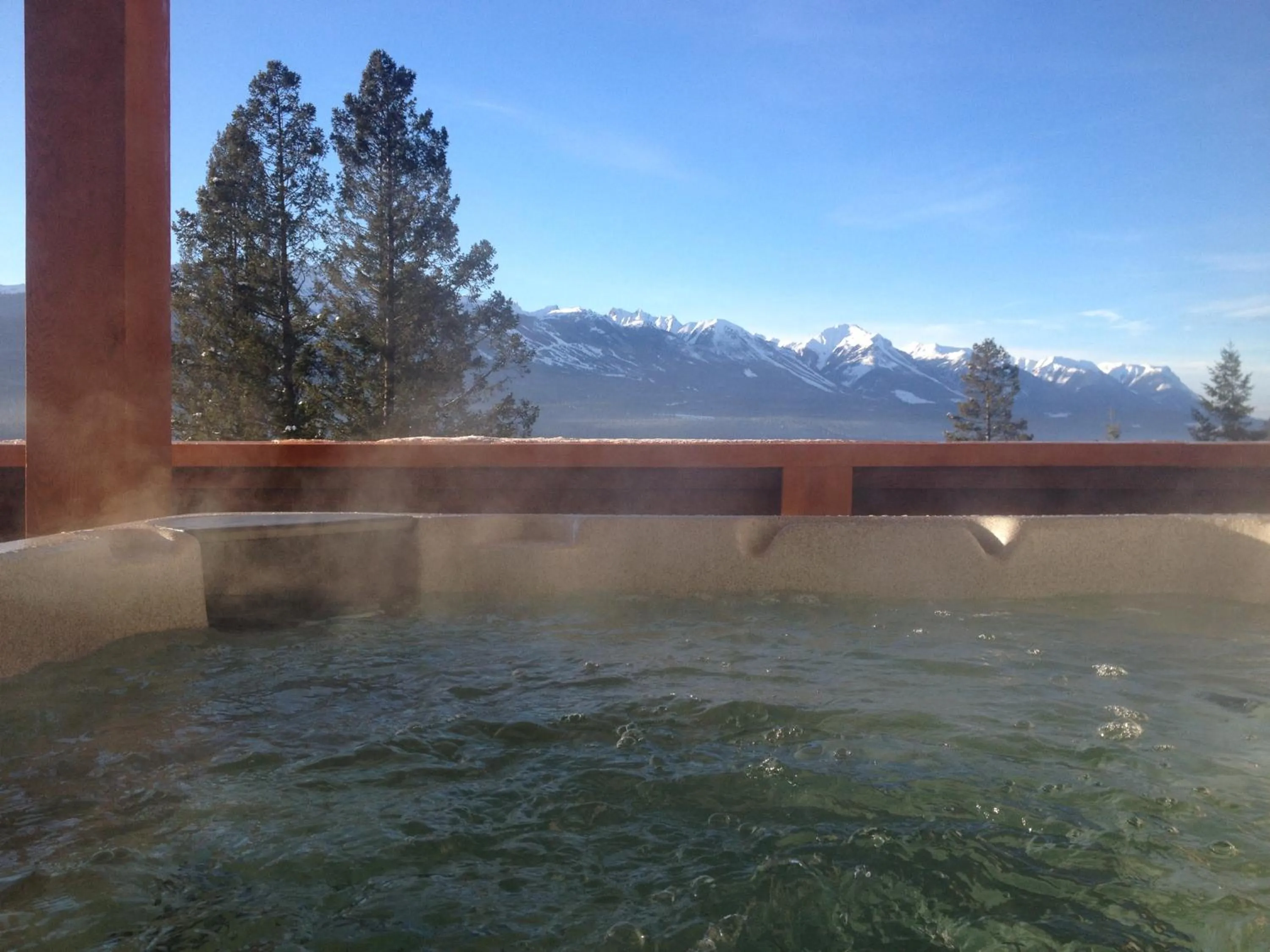 Hot Tub in Cedar House Restaurant & Chalets