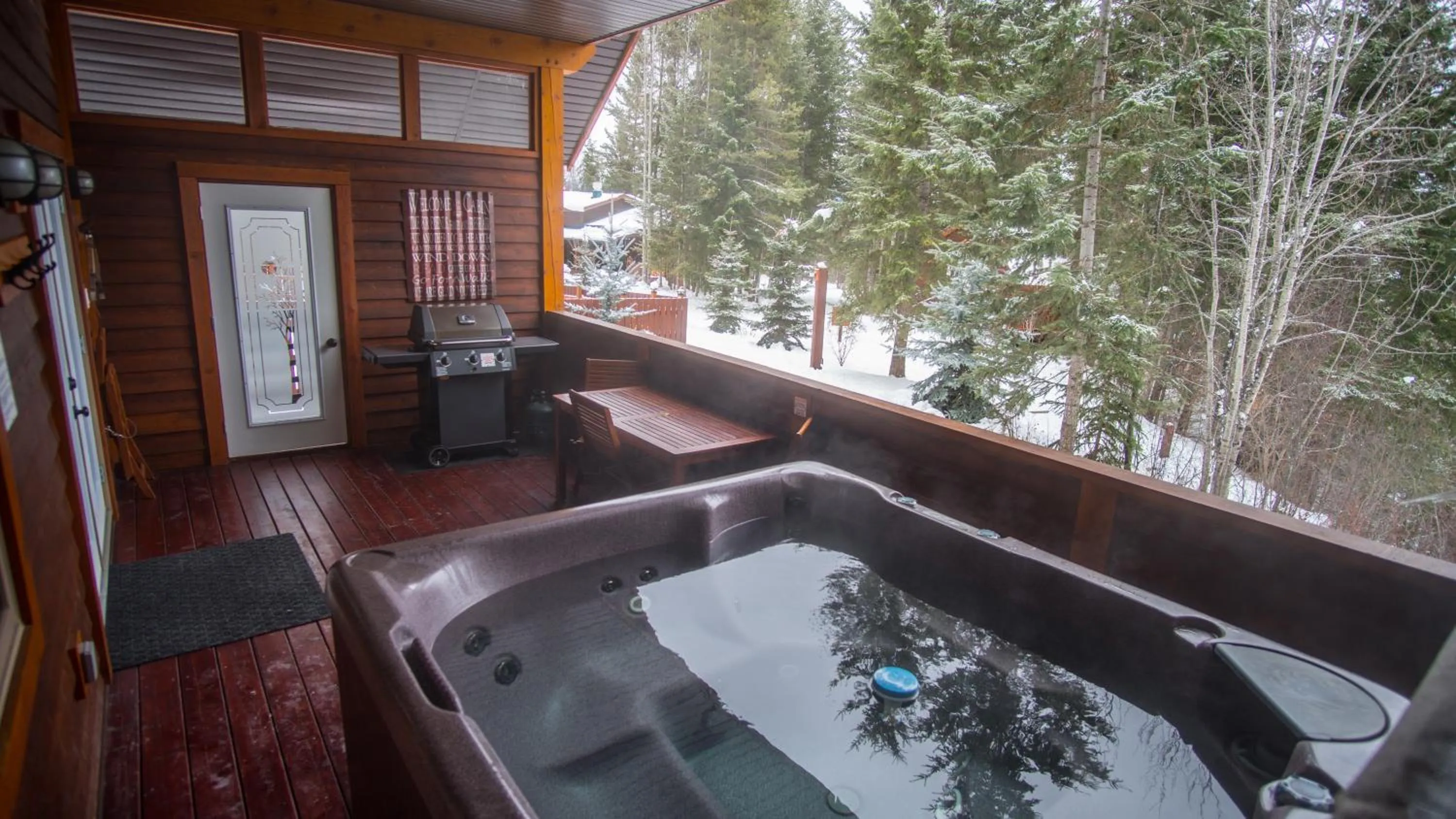 Patio in Cedar House Restaurant & Chalets