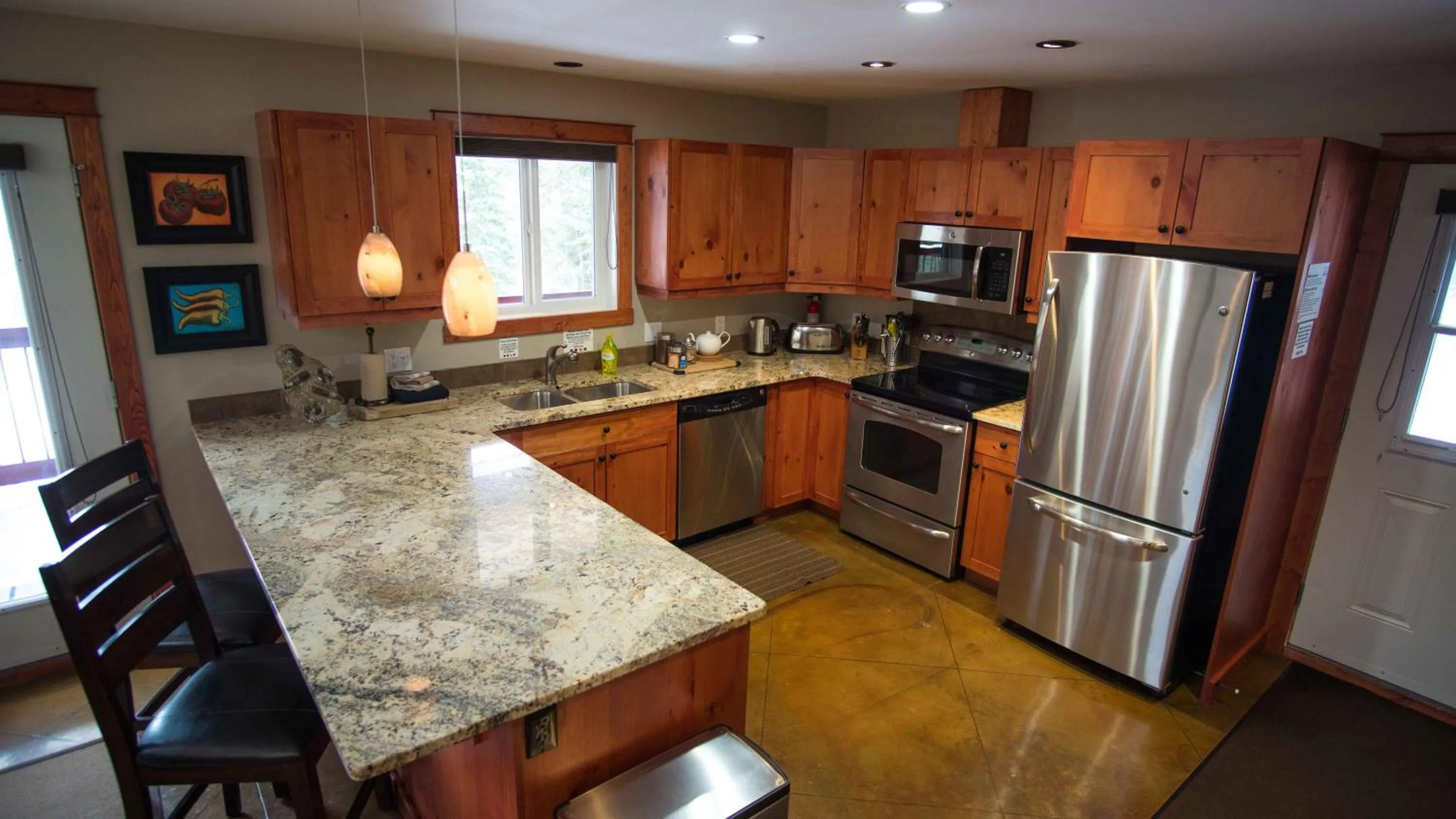 Kitchen or kitchenette in Cedar House Restaurant & Chalets