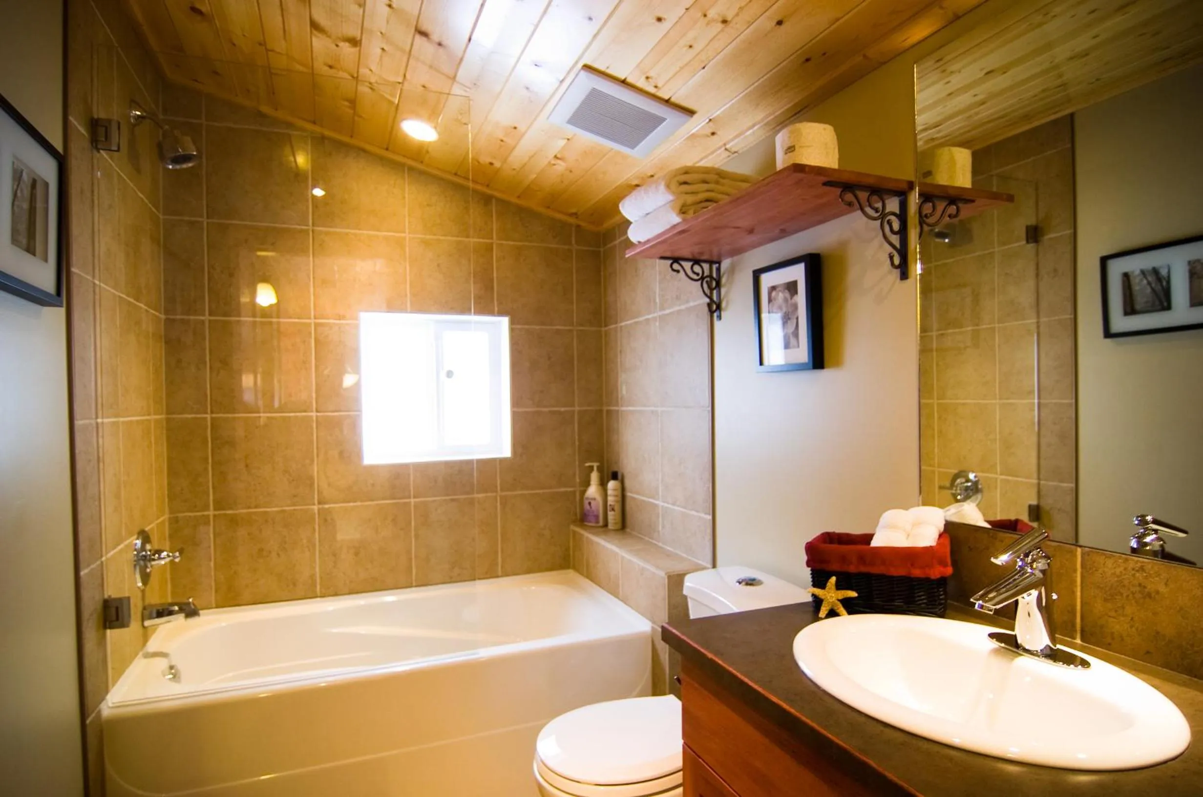 Bathroom in Cedar House Restaurant & Chalets