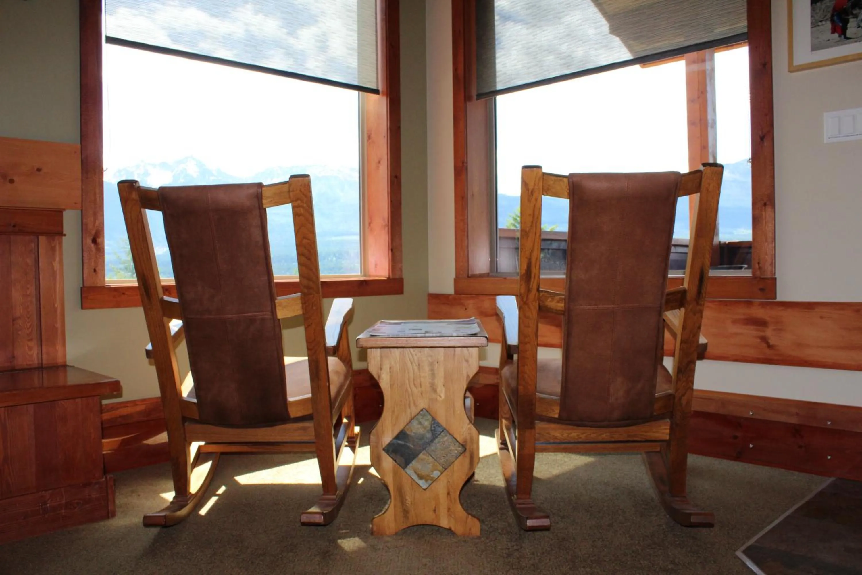 Living room in Cedar House Restaurant & Chalets