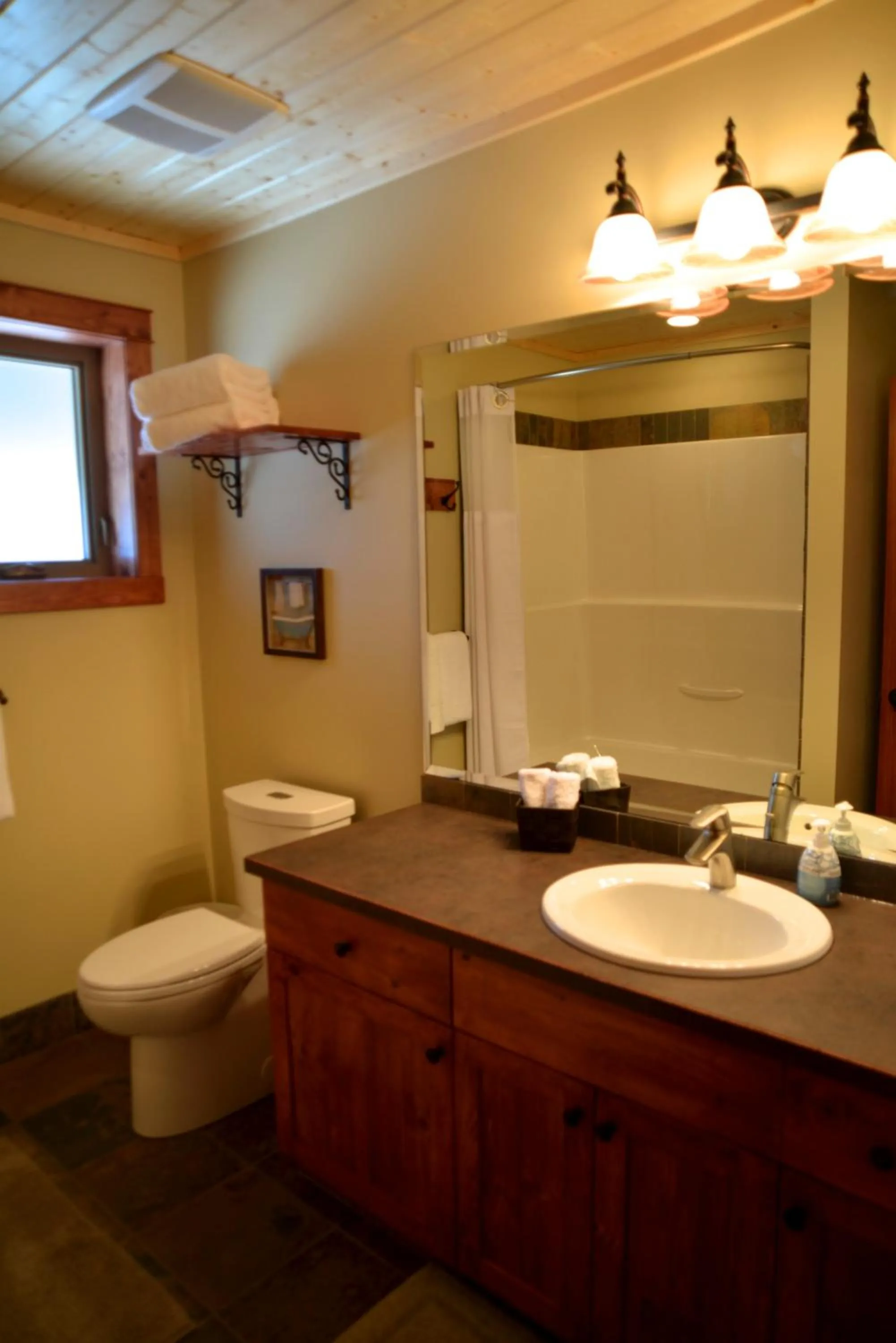 Bathroom in Cedar House Restaurant & Chalets