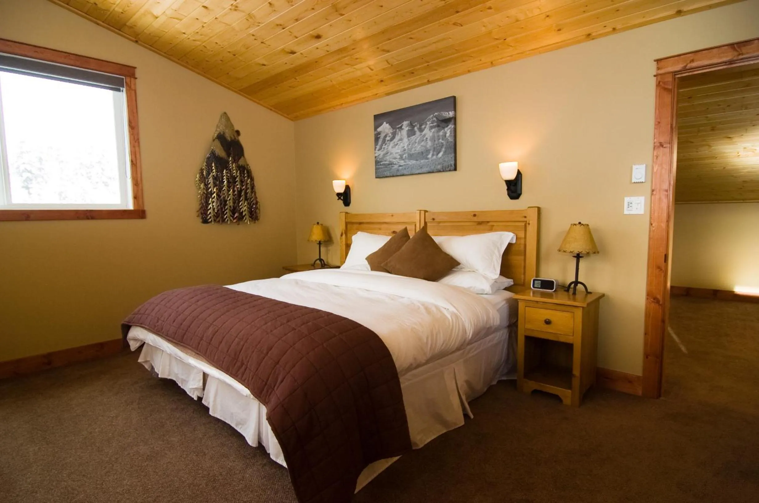 Bed in Cedar House Restaurant & Chalets
