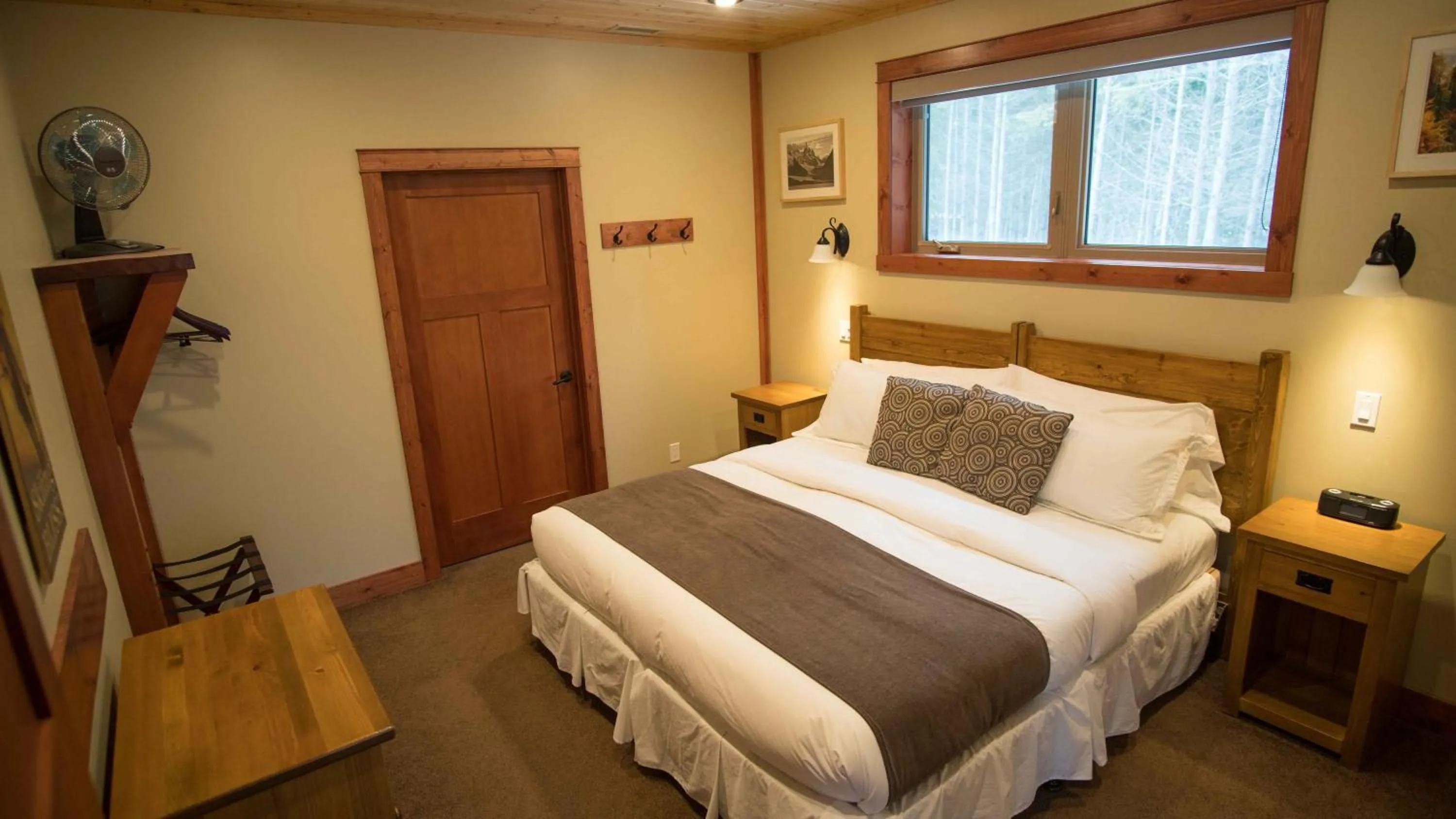 Bed in Cedar House Restaurant & Chalets