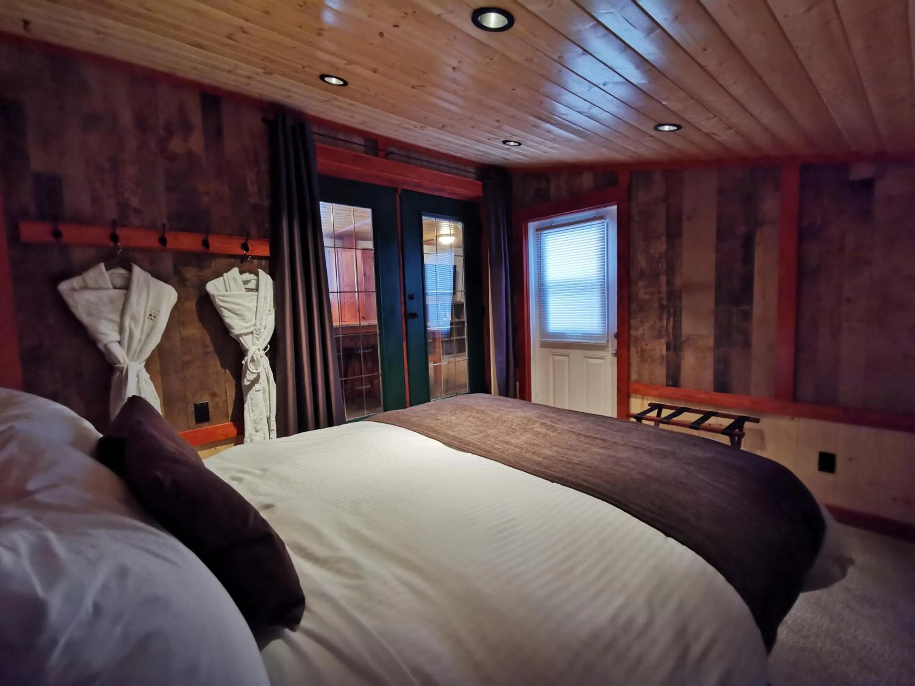 Bedroom, Bed in Cedar House Restaurant & Chalets