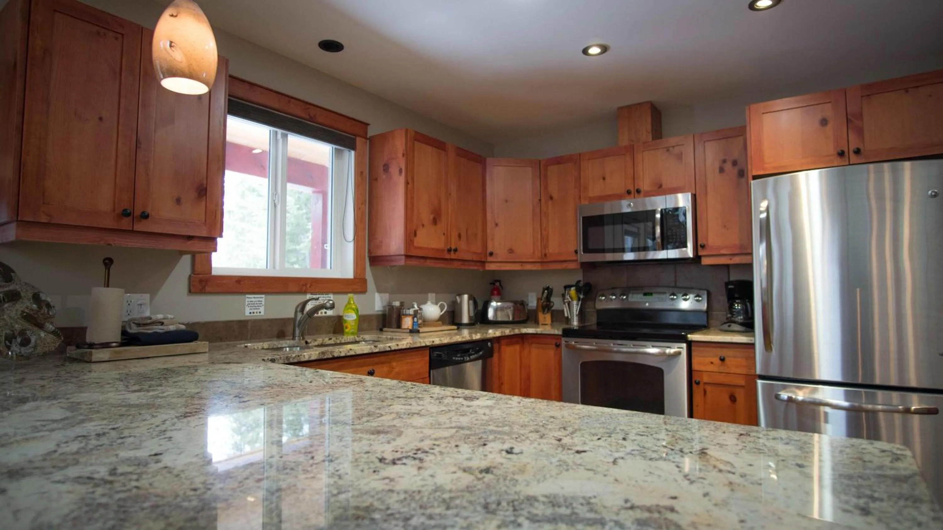 Kitchen or kitchenette in Cedar House Restaurant & Chalets