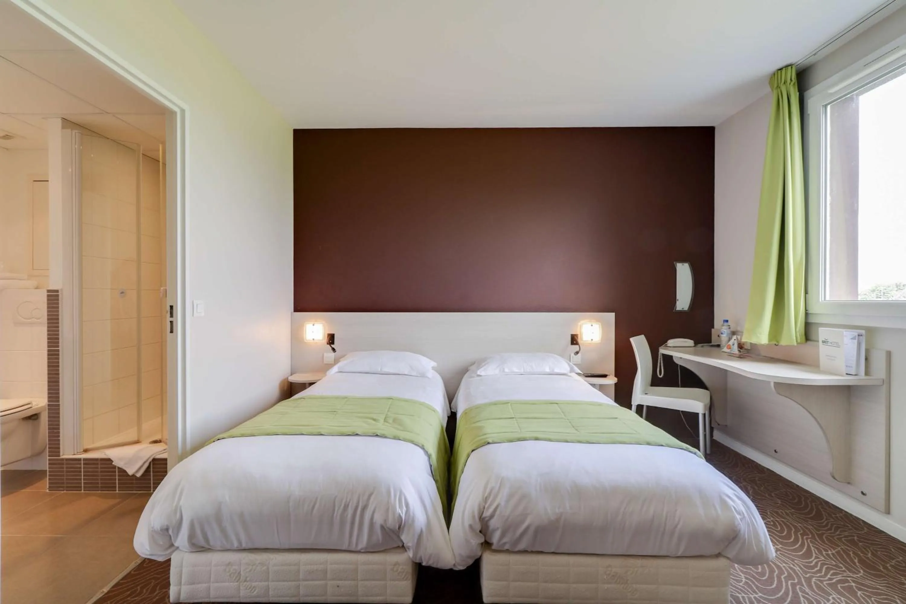 Photo of the whole room, Bed in Brit Hotel Saint-Méen-le-Grand en Brocéliande