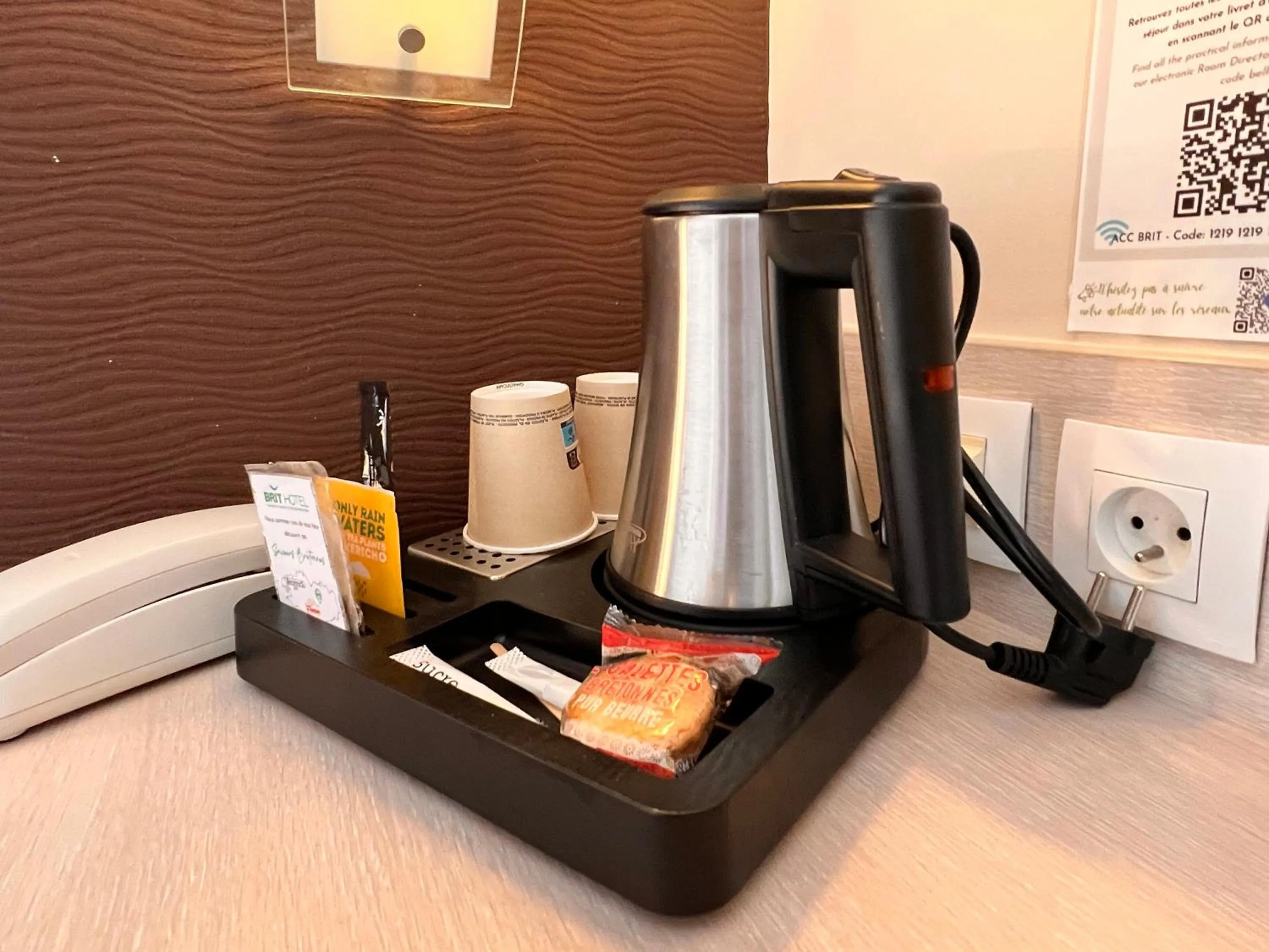 Coffee/tea facilities in Brit Hotel Saint-Méen-le-Grand en Brocéliande