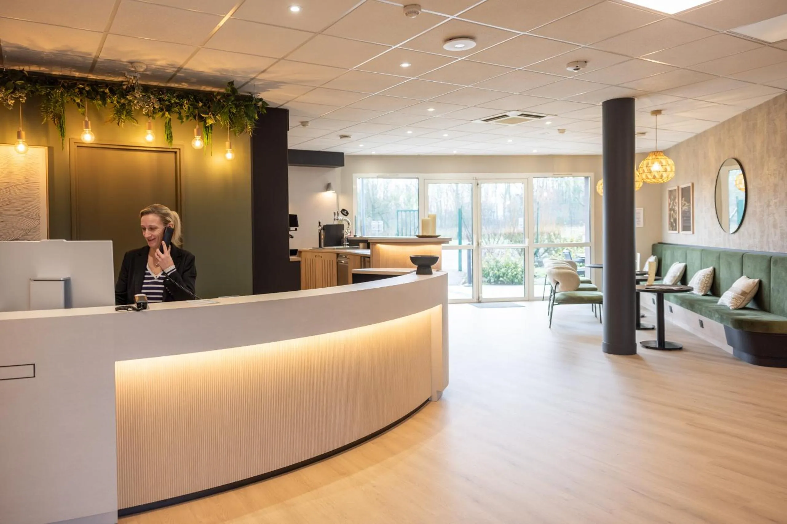 Lobby or reception in Brit Hotel Saint-Méen-le-Grand en Brocéliande