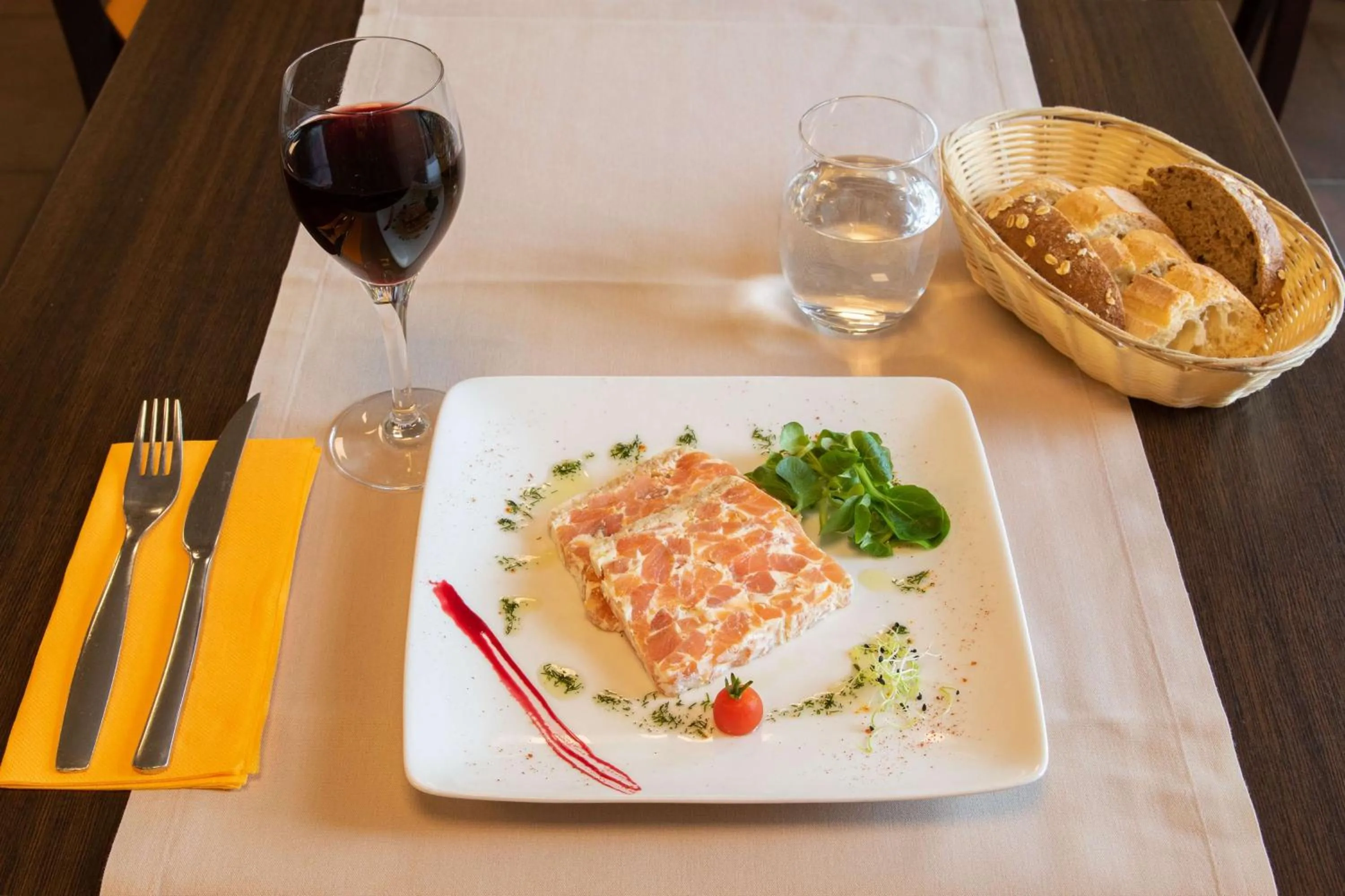 Restaurant/places to eat in Brit Hotel Saint-Méen-le-Grand en Brocéliande