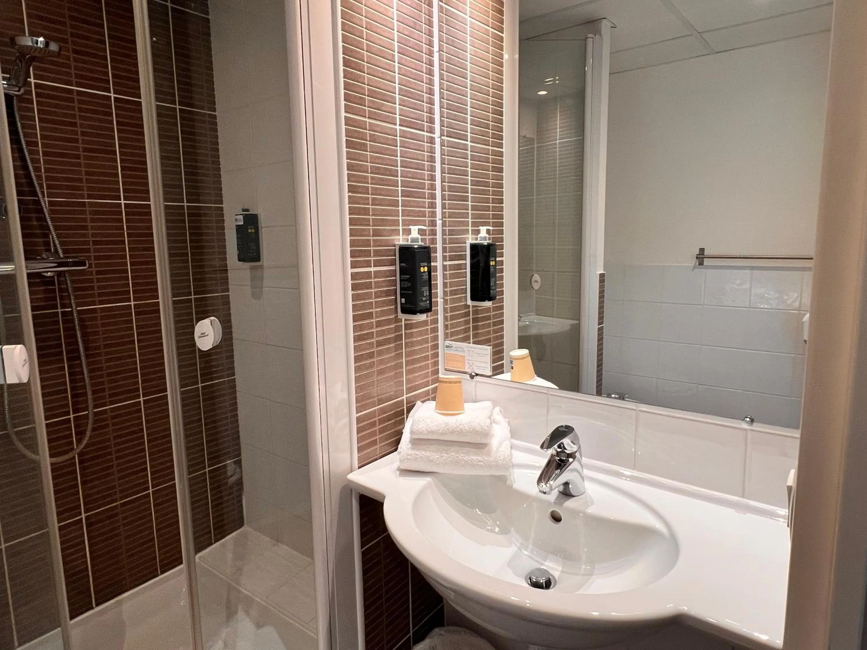 Shower in Brit Hotel Saint-Méen-le-Grand en Brocéliande