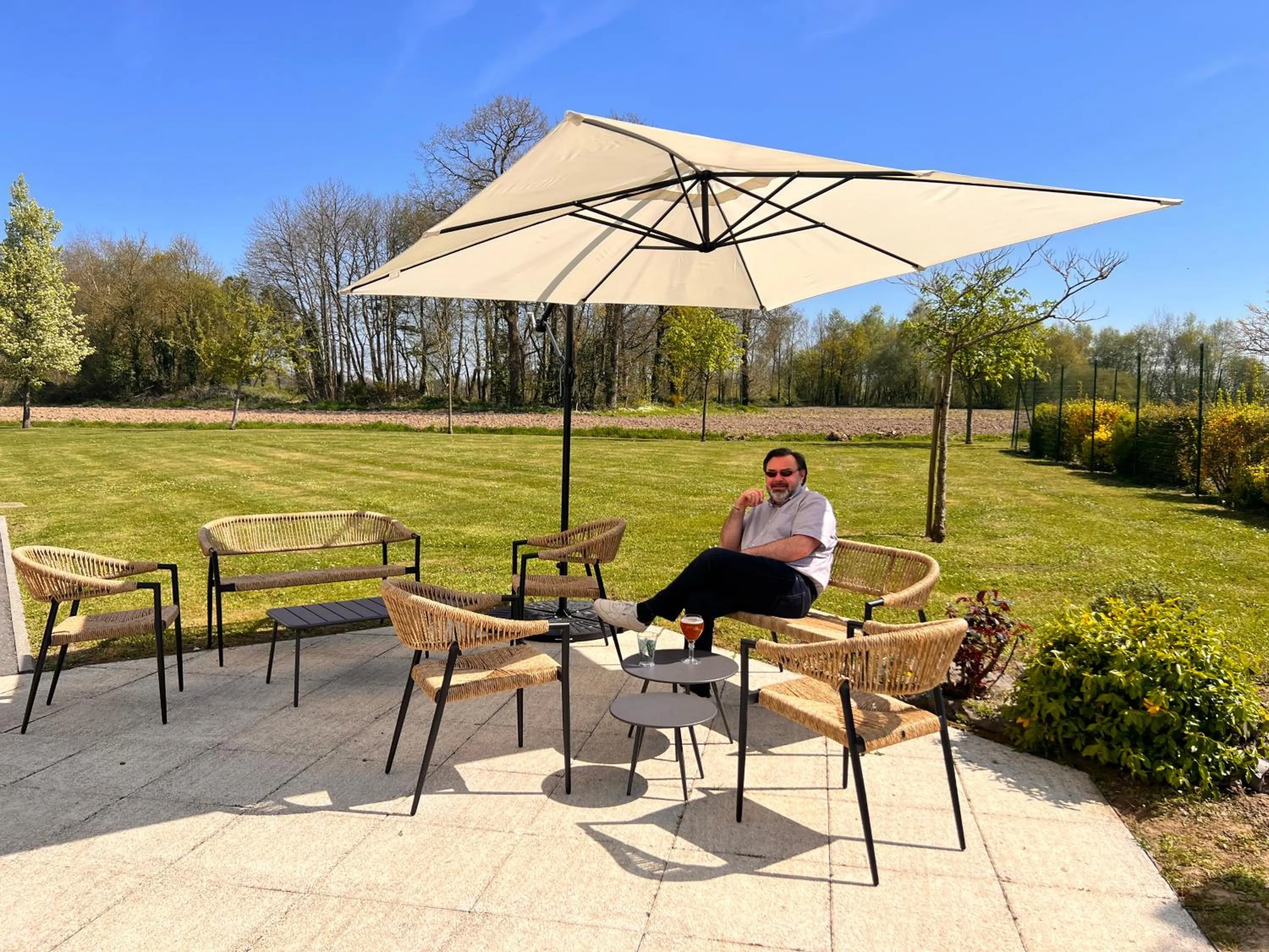 Patio in Brit Hotel Saint-Méen-le-Grand en Brocéliande