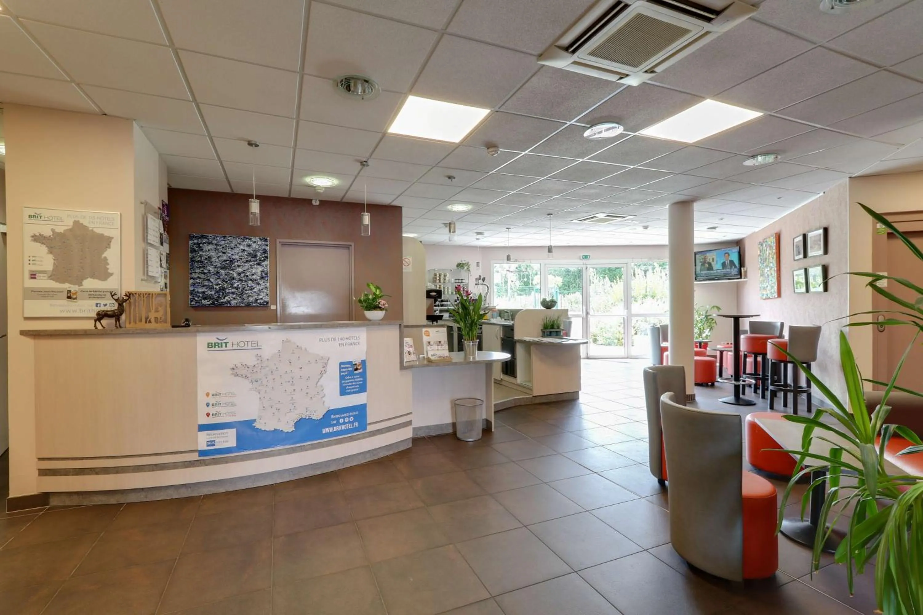 Lobby or reception in Brit Hotel Saint-Méen-le-Grand en Brocéliande