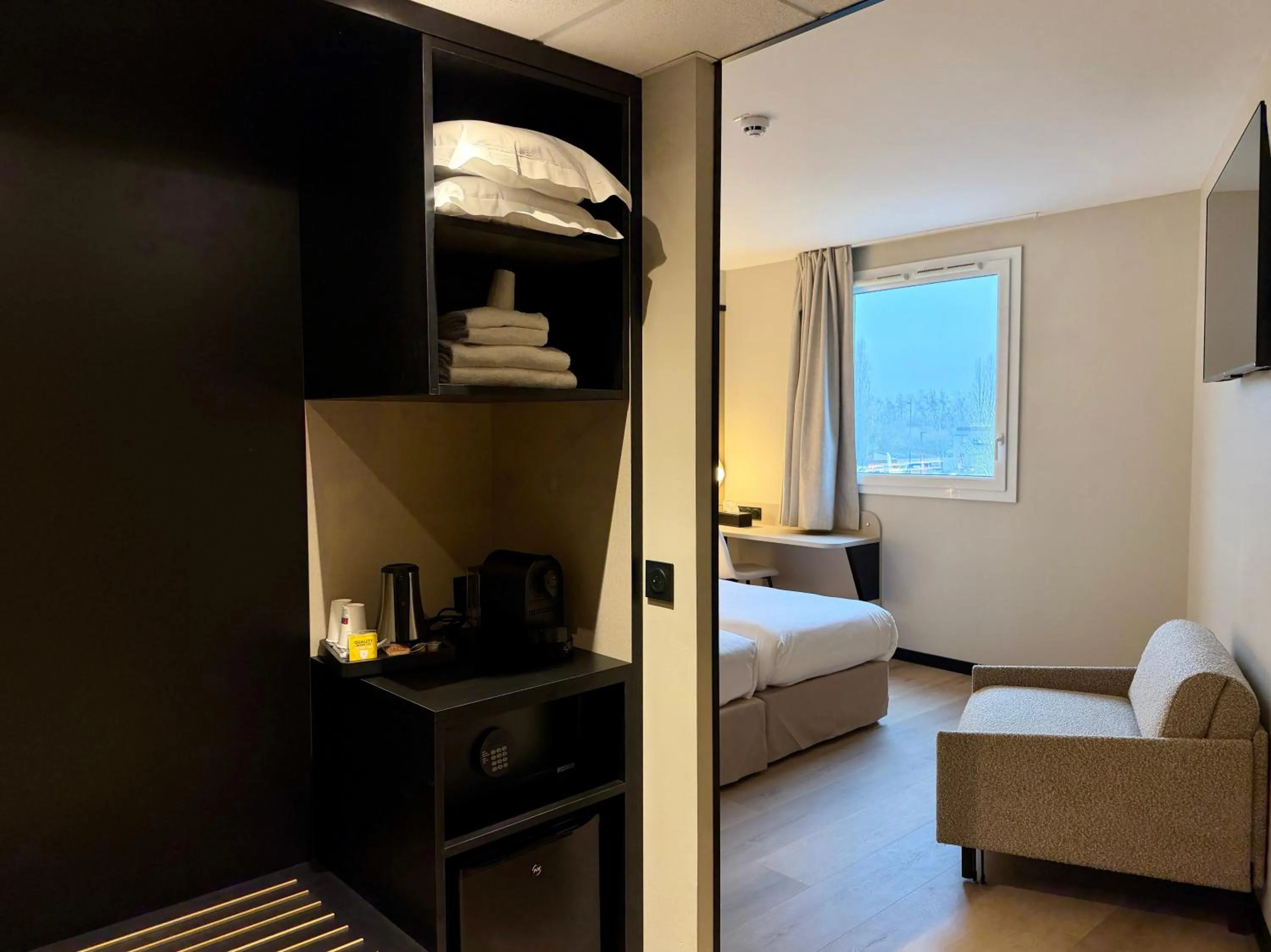 minibar, Bed in Brit Hotel Saint-Méen-le-Grand en Brocéliande