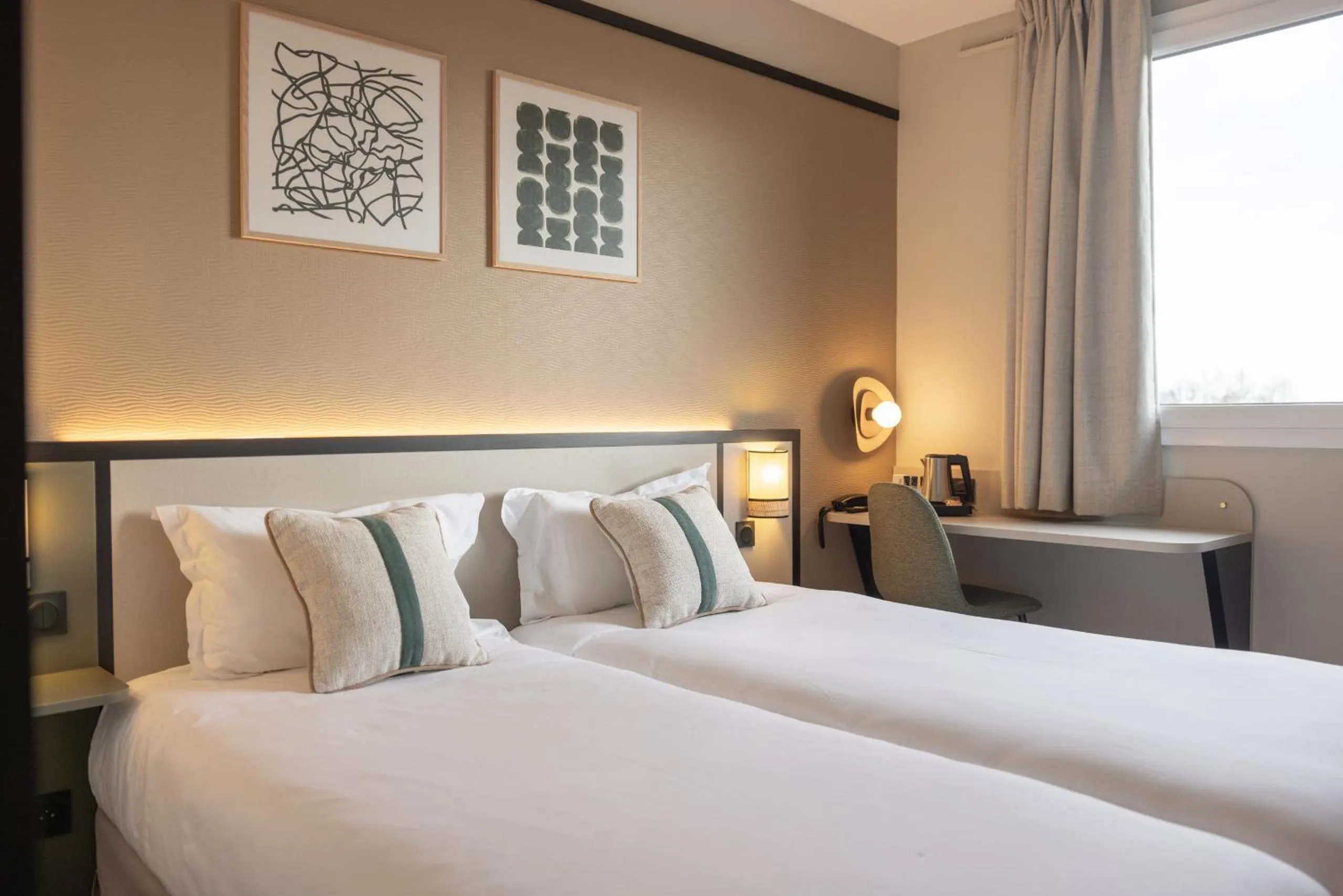 Photo of the whole room, Bed in Brit Hotel Saint-Méen-le-Grand en Brocéliande