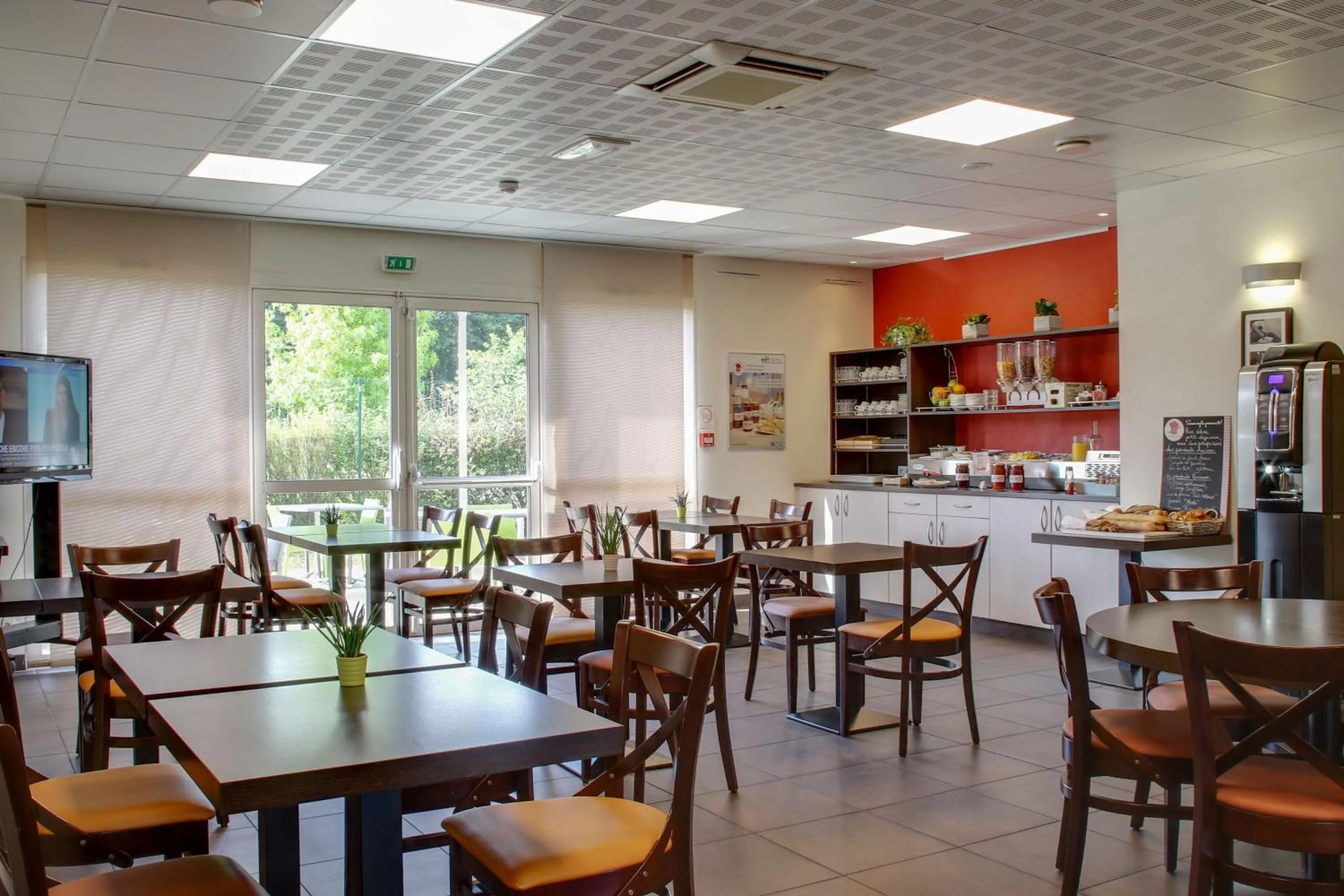 Breakfast in Brit Hotel Saint-Méen-le-Grand en Brocéliande