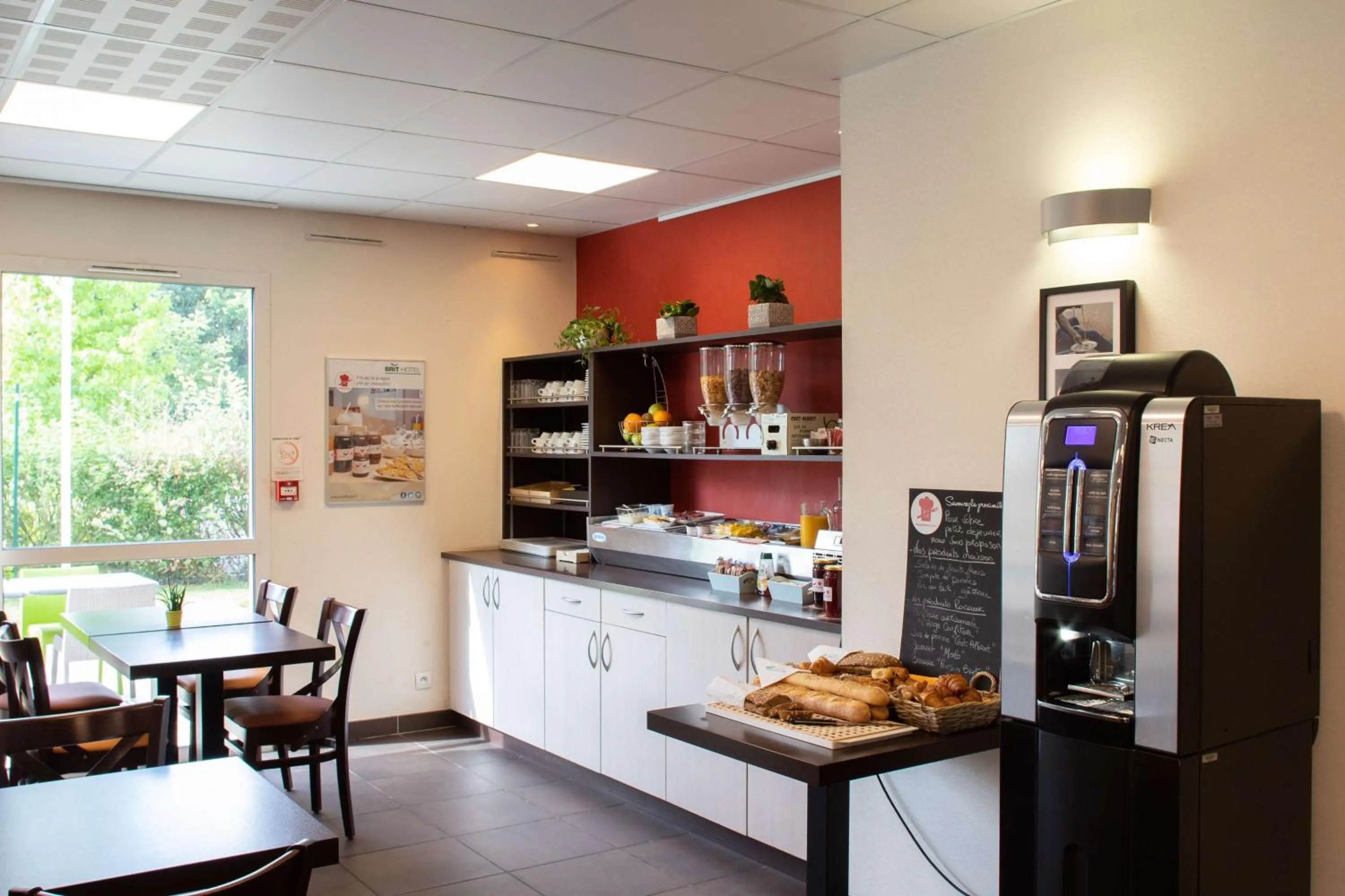 Breakfast in Brit Hotel Saint-Méen-le-Grand en Brocéliande