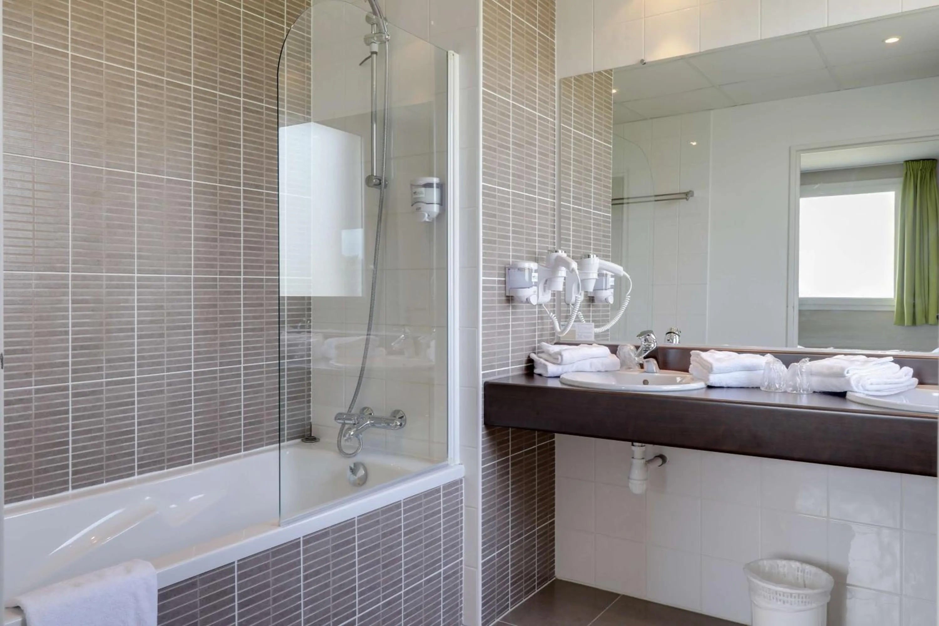 Bathroom in Brit Hotel Saint-Méen-le-Grand en Brocéliande