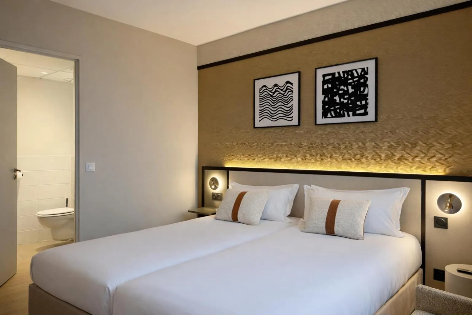 Bedroom, Bed in Brit Hotel Saint-Méen-le-Grand en Brocéliande