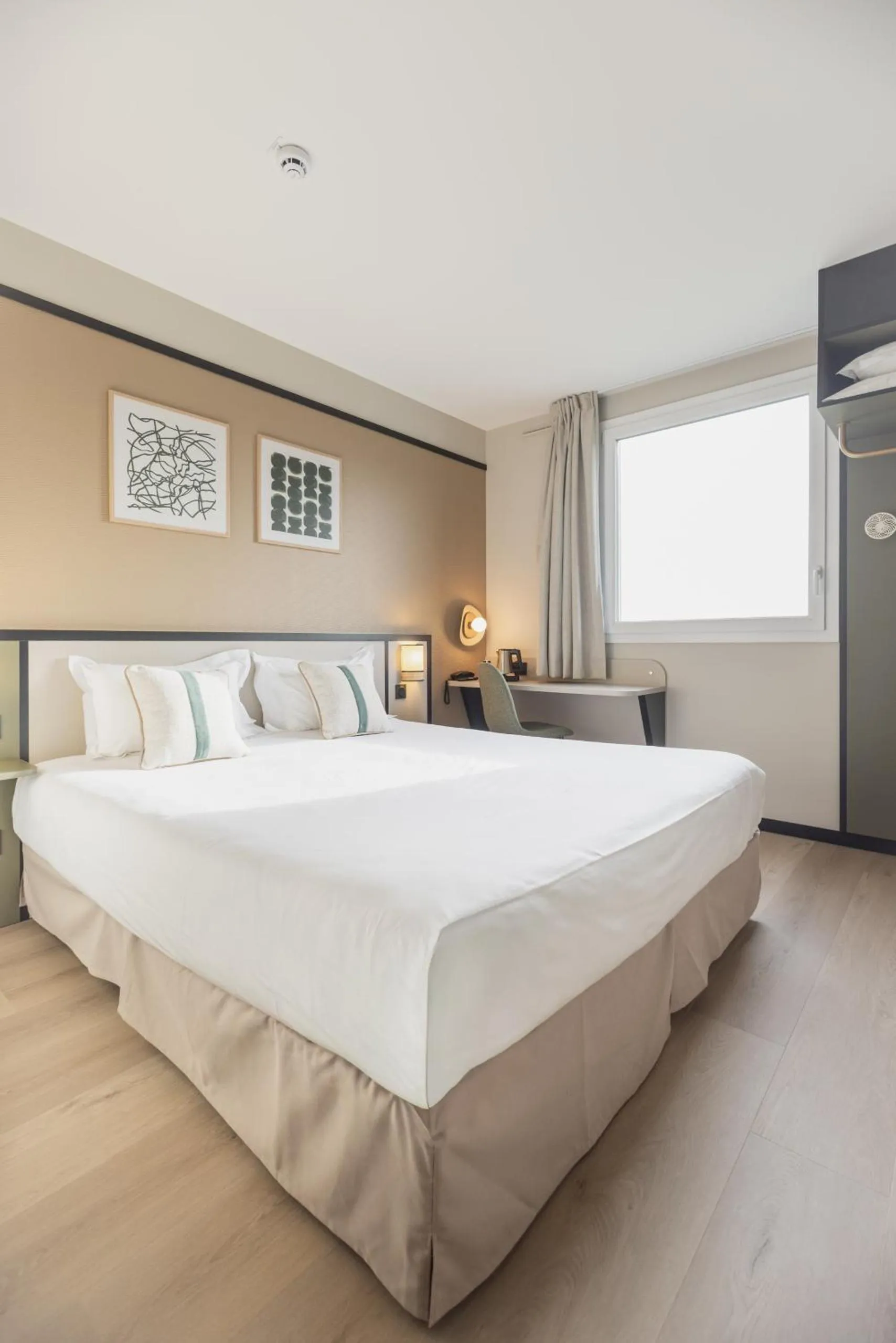 Bed in Brit Hotel Saint-Méen-le-Grand en Brocéliande