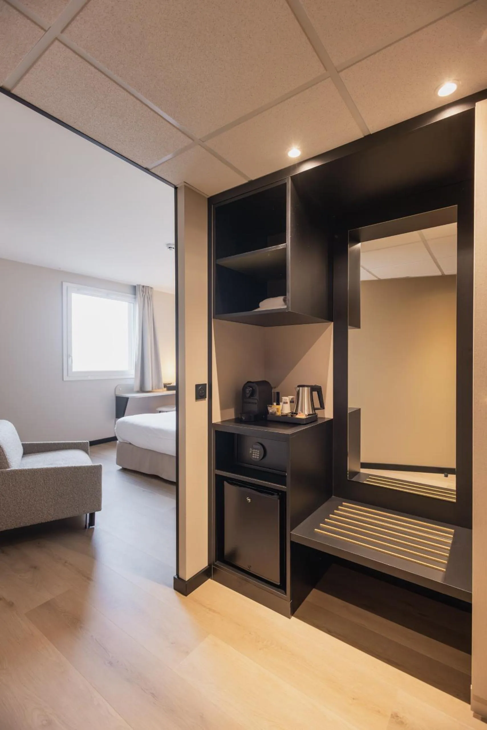 Coffee/tea facilities, Bed in Brit Hotel Saint-Méen-le-Grand en Brocéliande