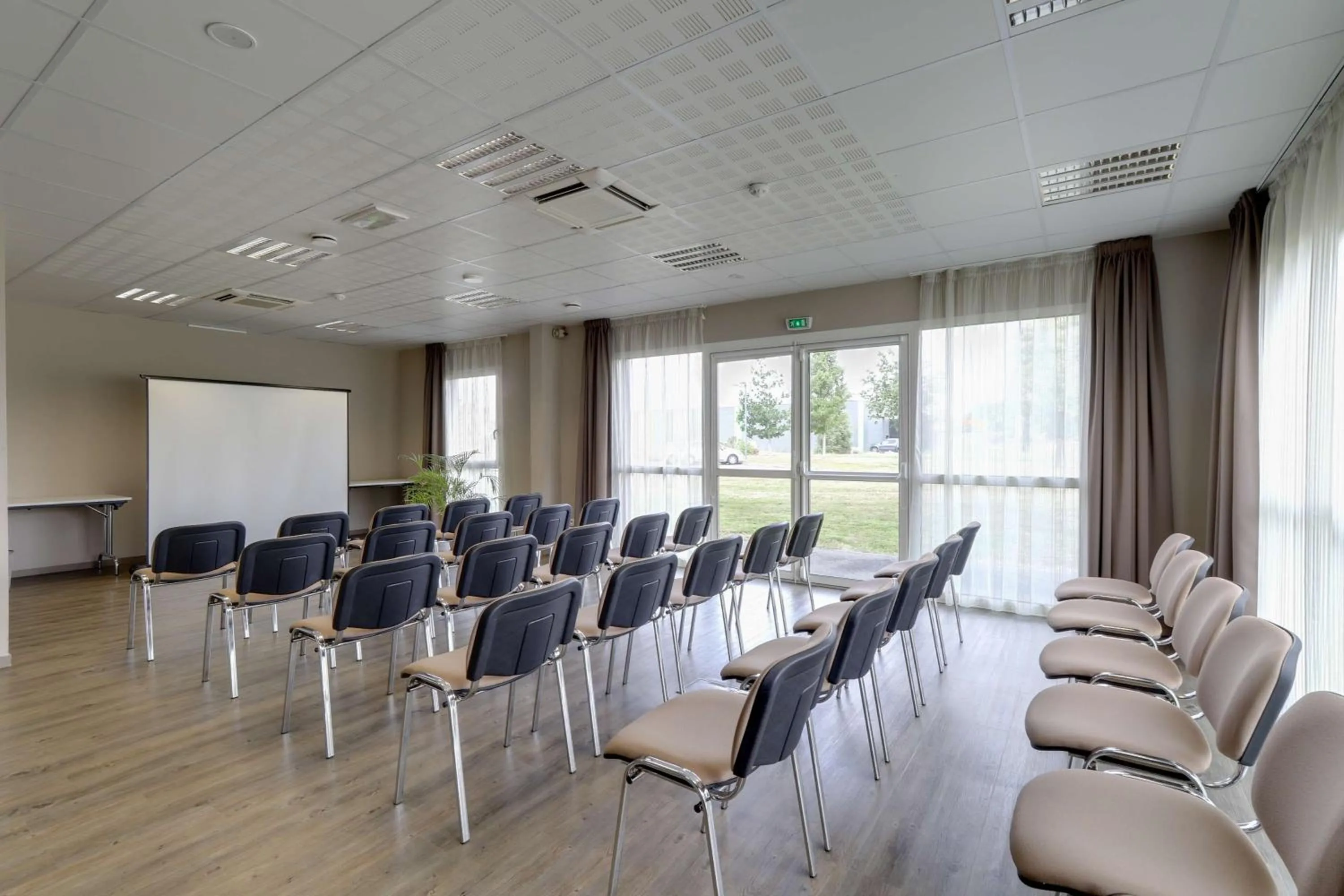 Meeting/conference room in Brit Hotel Saint-Méen-le-Grand en Brocéliande