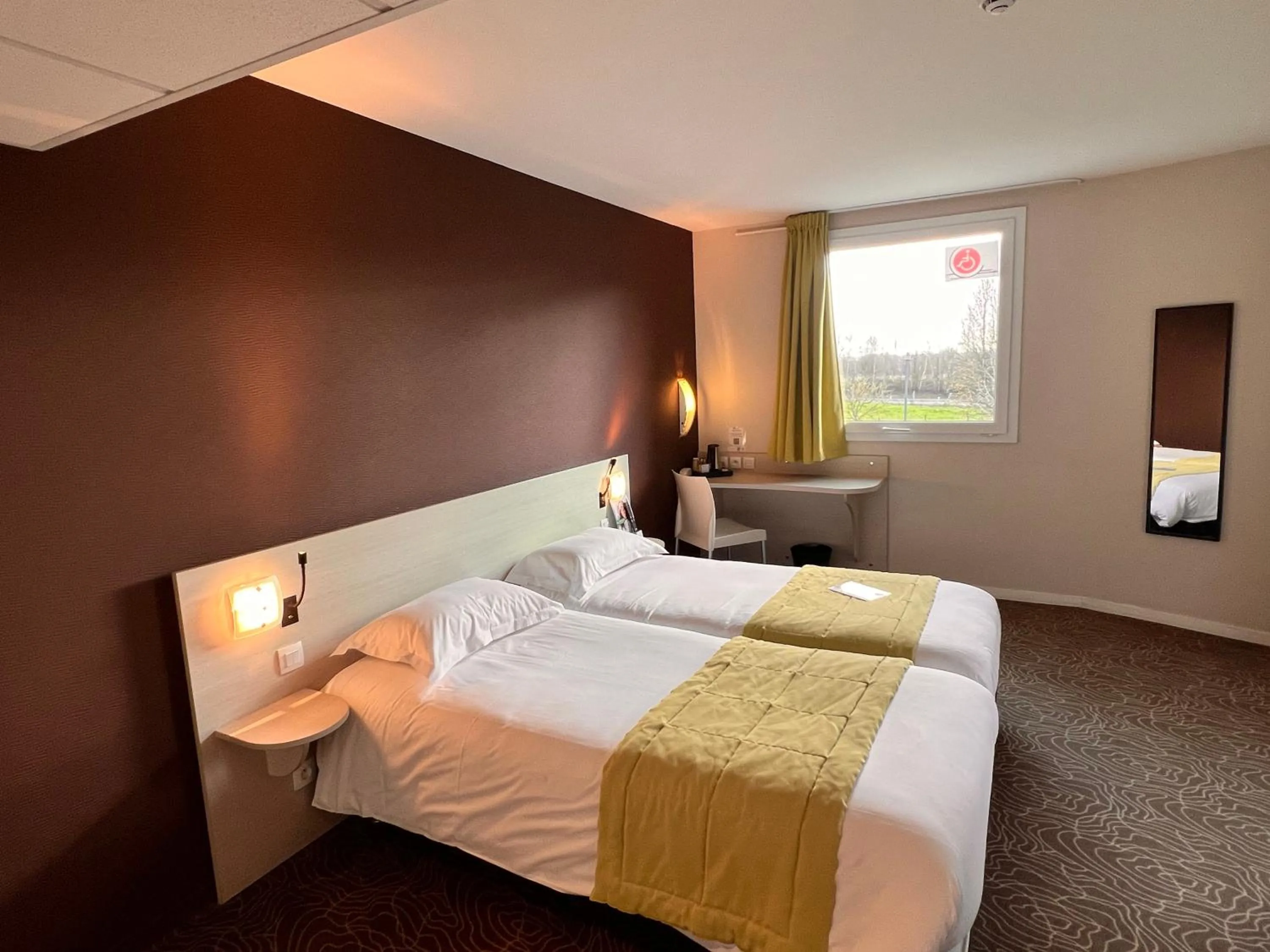 Bed in Brit Hotel Saint-Méen-le-Grand en Brocéliande