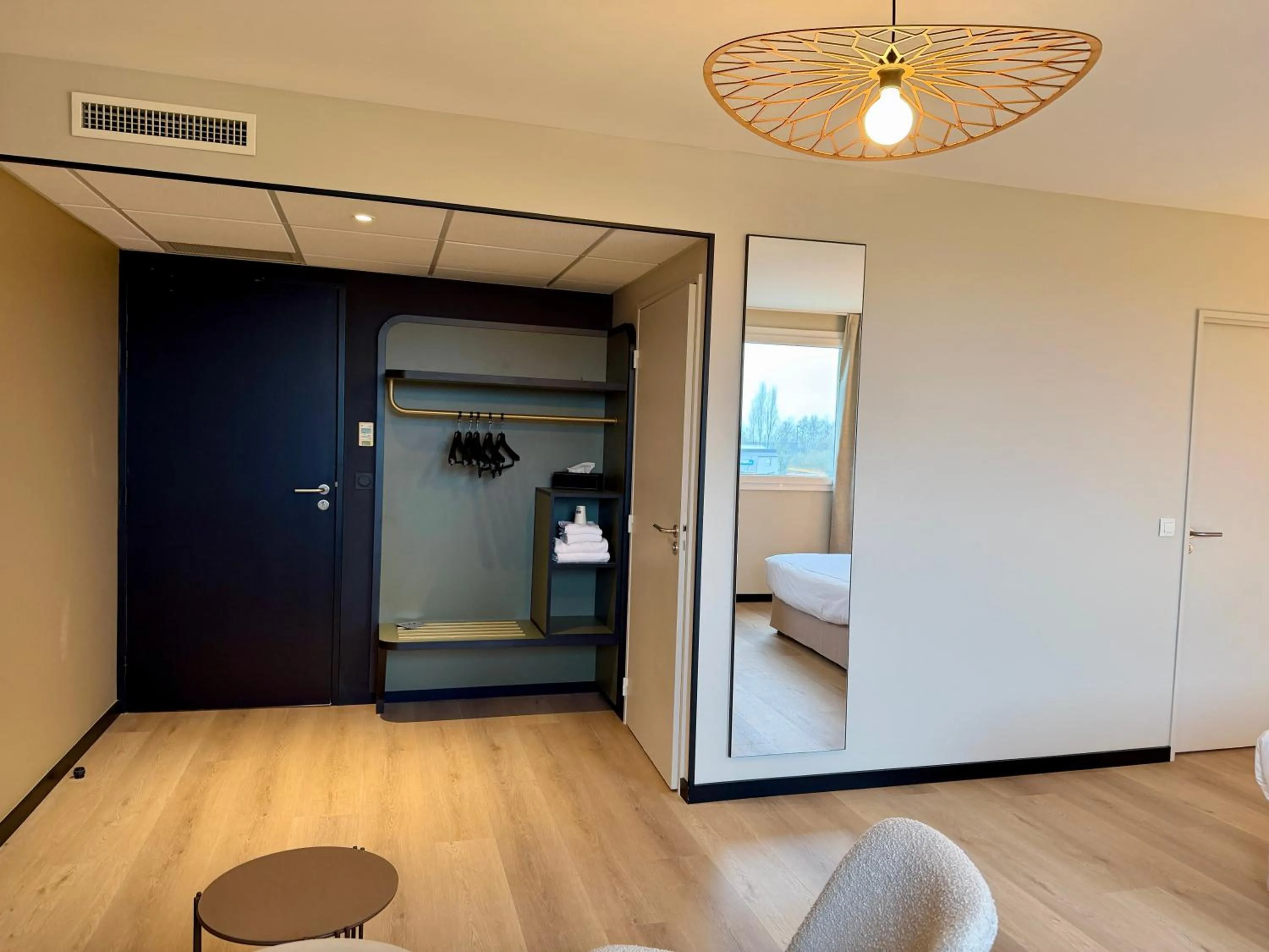 wardrobe, Bed in Brit Hotel Saint-Méen-le-Grand en Brocéliande