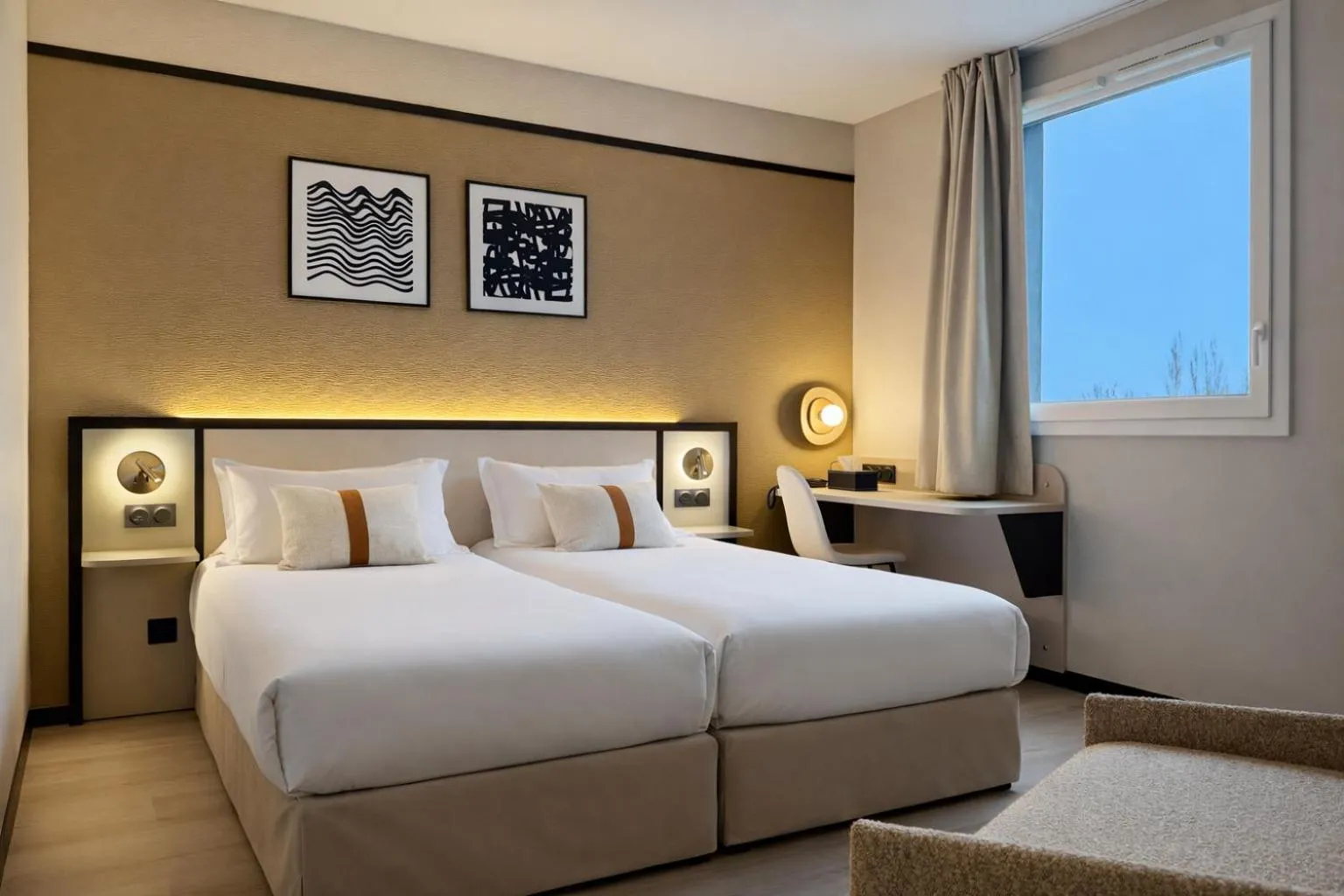 Photo of the whole room, Bed in Brit Hotel Saint-Méen-le-Grand en Brocéliande