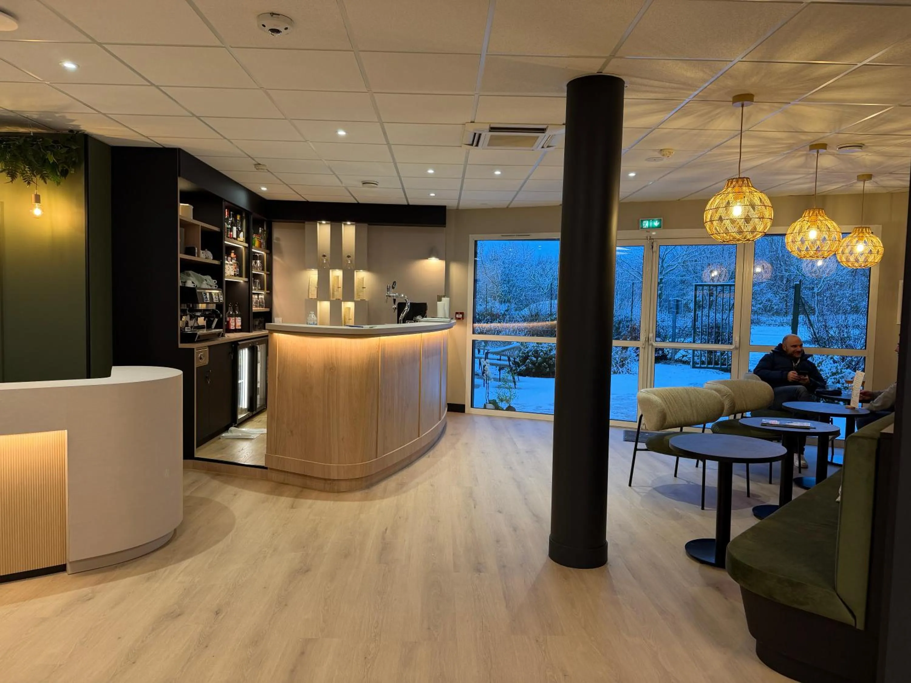 Lounge or bar in Brit Hotel Saint-Méen-le-Grand en Brocéliande