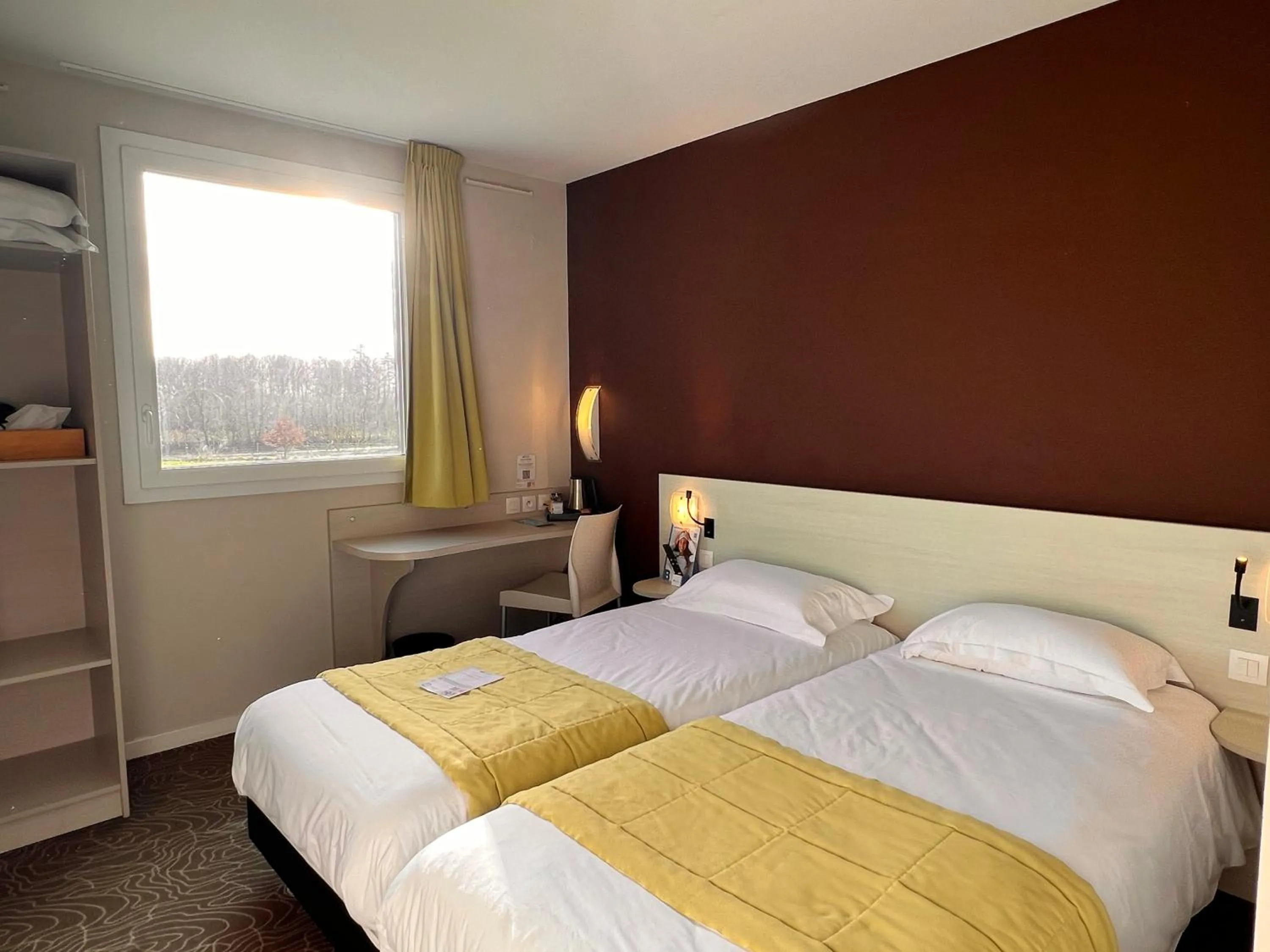 Photo of the whole room, Bed in Brit Hotel Saint-Méen-le-Grand en Brocéliande