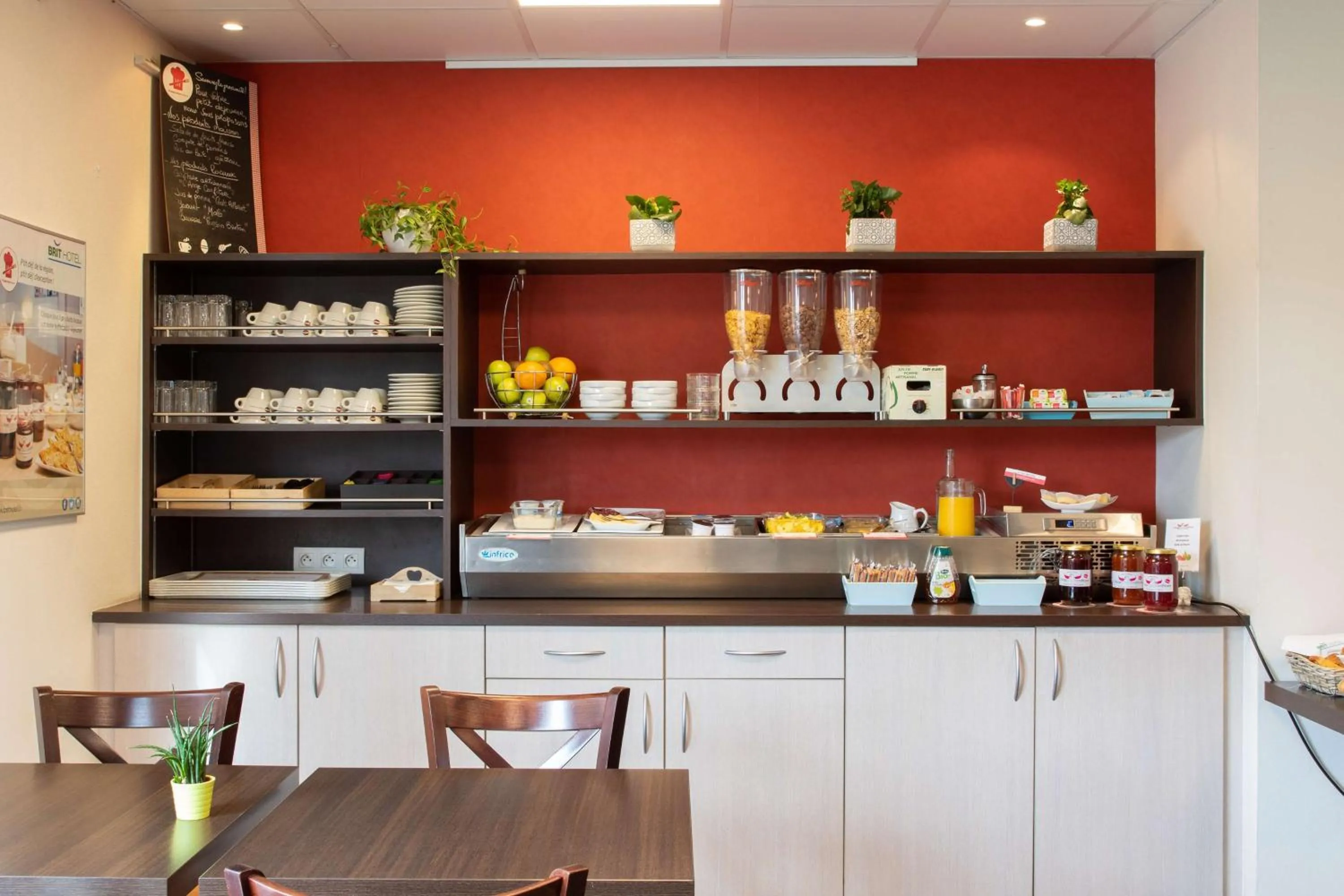 Breakfast in Brit Hotel Saint-Méen-le-Grand en Brocéliande