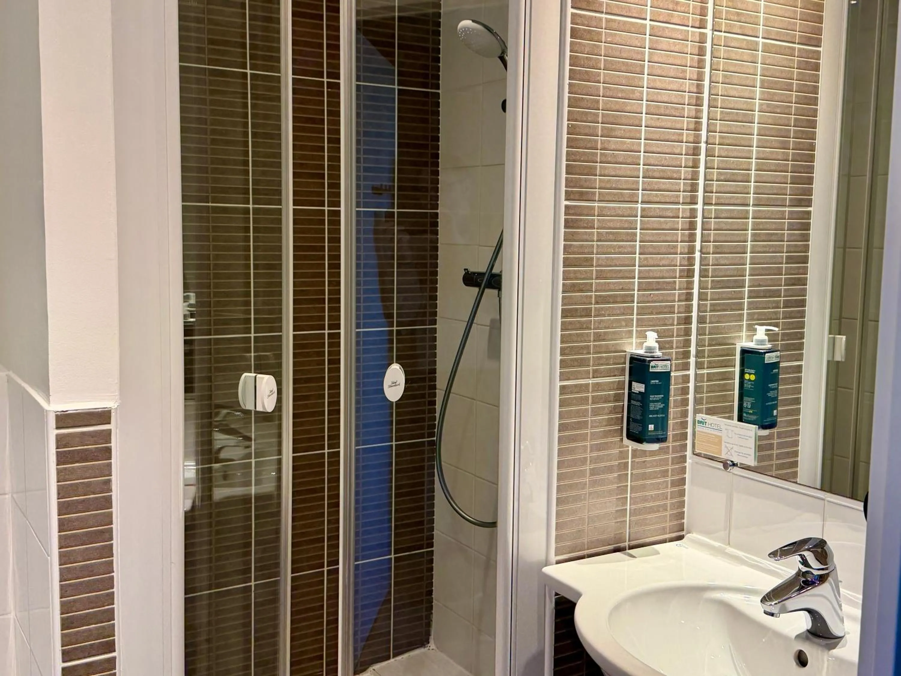 Bathroom in Brit Hotel Saint-Méen-le-Grand en Brocéliande