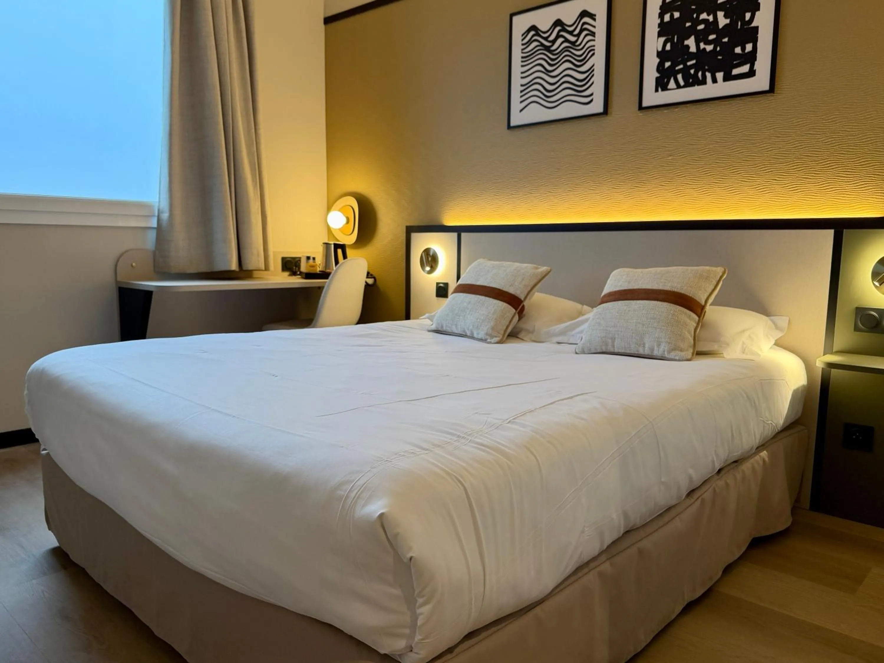 Bed in Brit Hotel Saint-Méen-le-Grand en Brocéliande