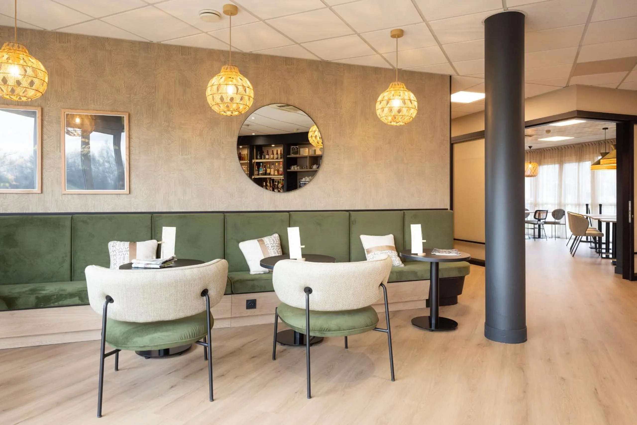 Lounge or bar in Brit Hotel Saint-Méen-le-Grand en Brocéliande