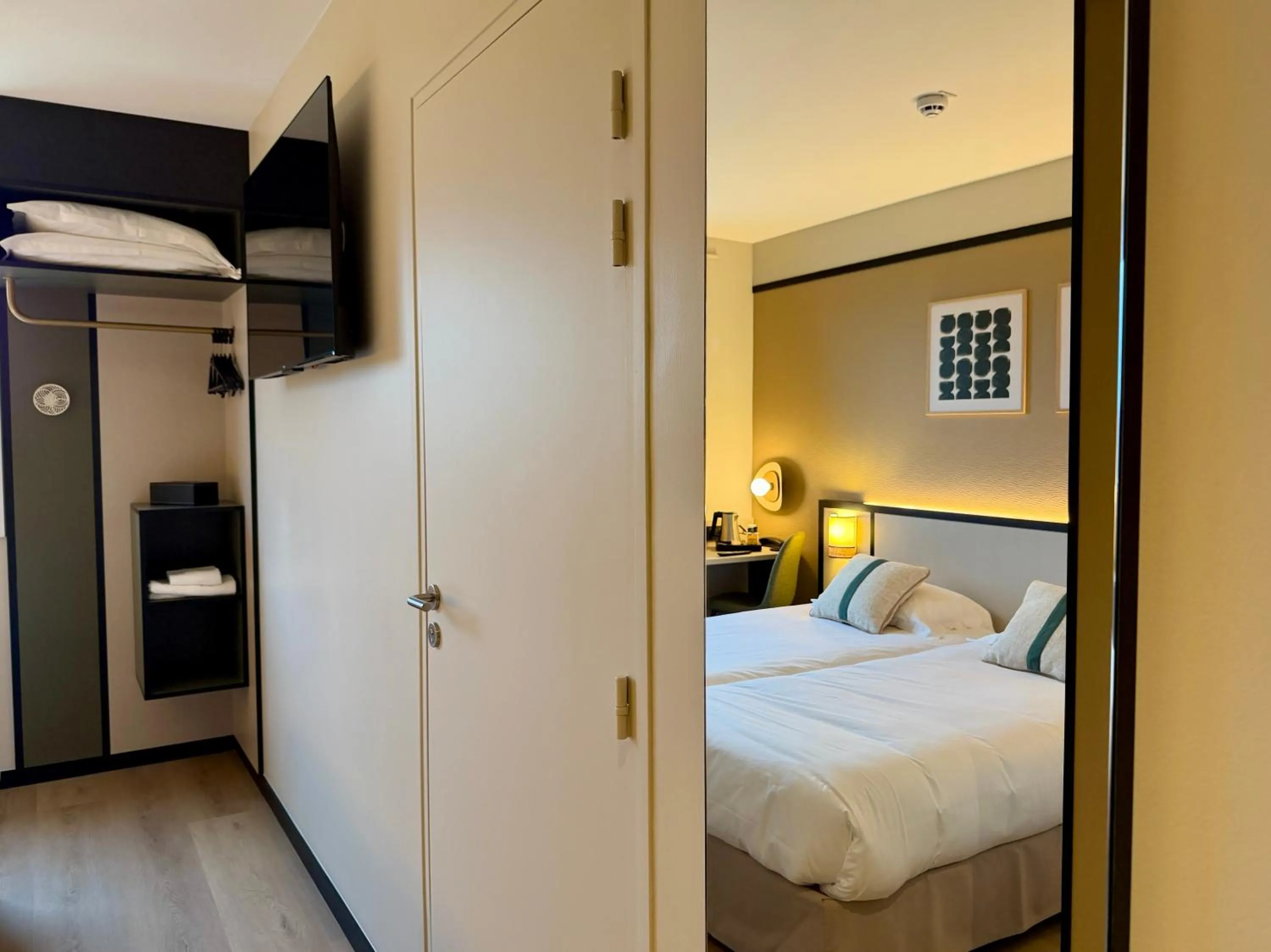 wardrobe, Bed in Brit Hotel Saint-Méen-le-Grand en Brocéliande