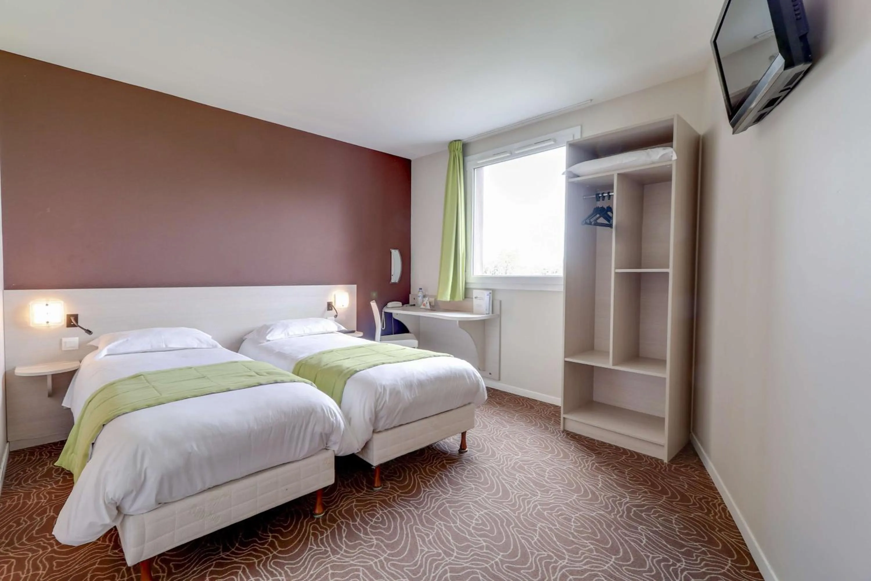 Bed in Brit Hotel Saint-Méen-le-Grand en Brocéliande