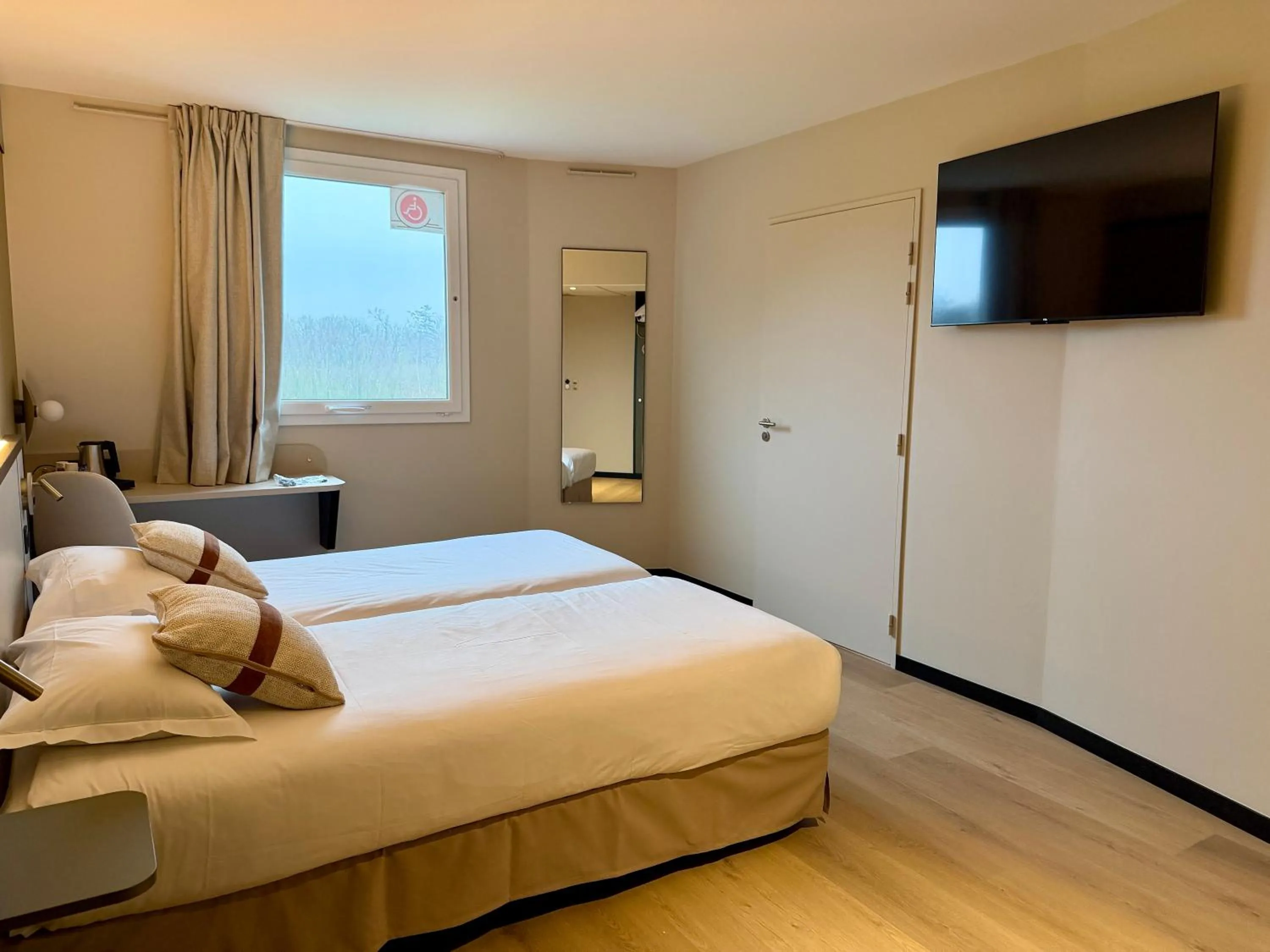 Bed in Brit Hotel Saint-Méen-le-Grand en Brocéliande