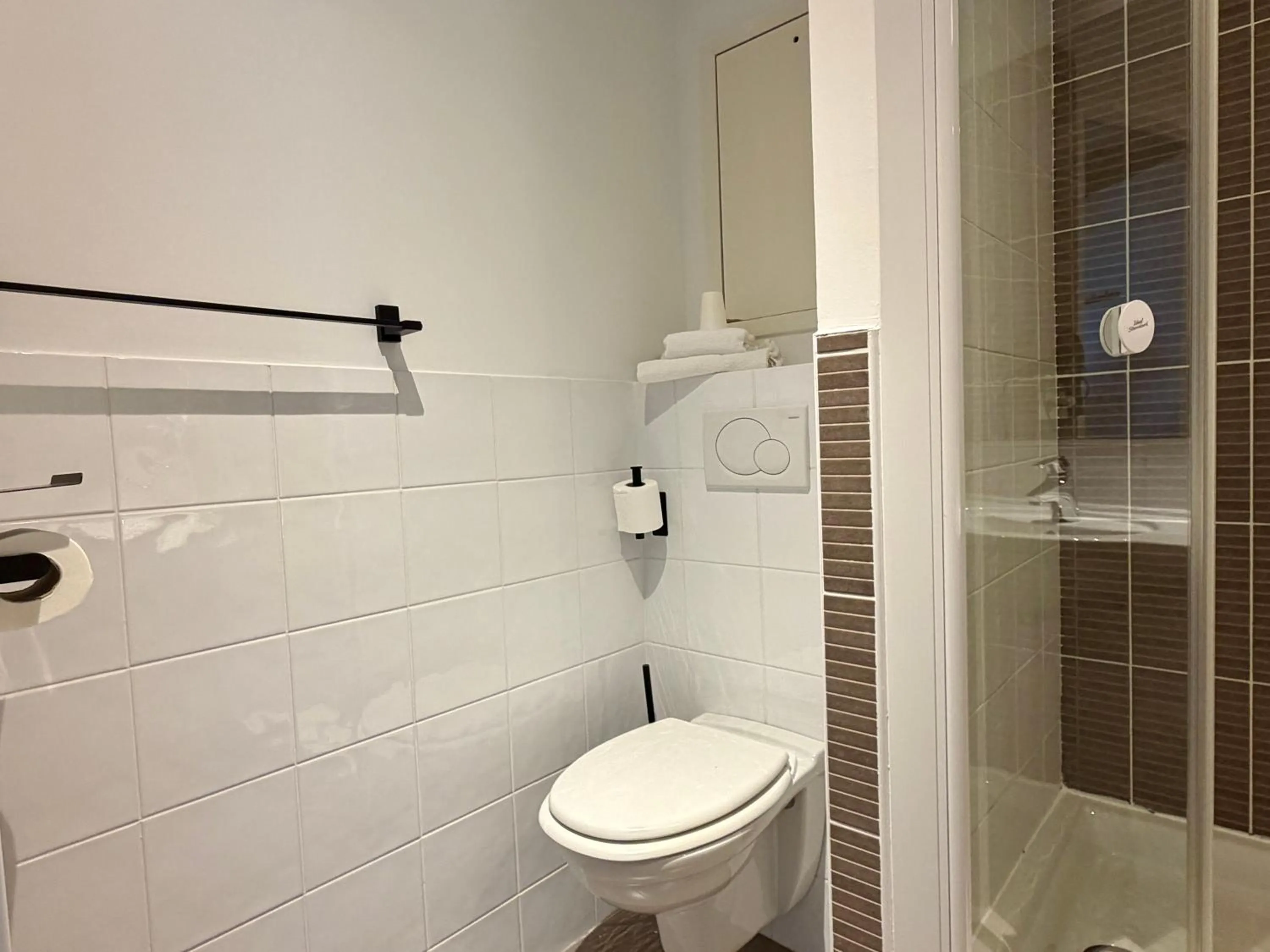 Bathroom in Brit Hotel Saint-Méen-le-Grand en Brocéliande