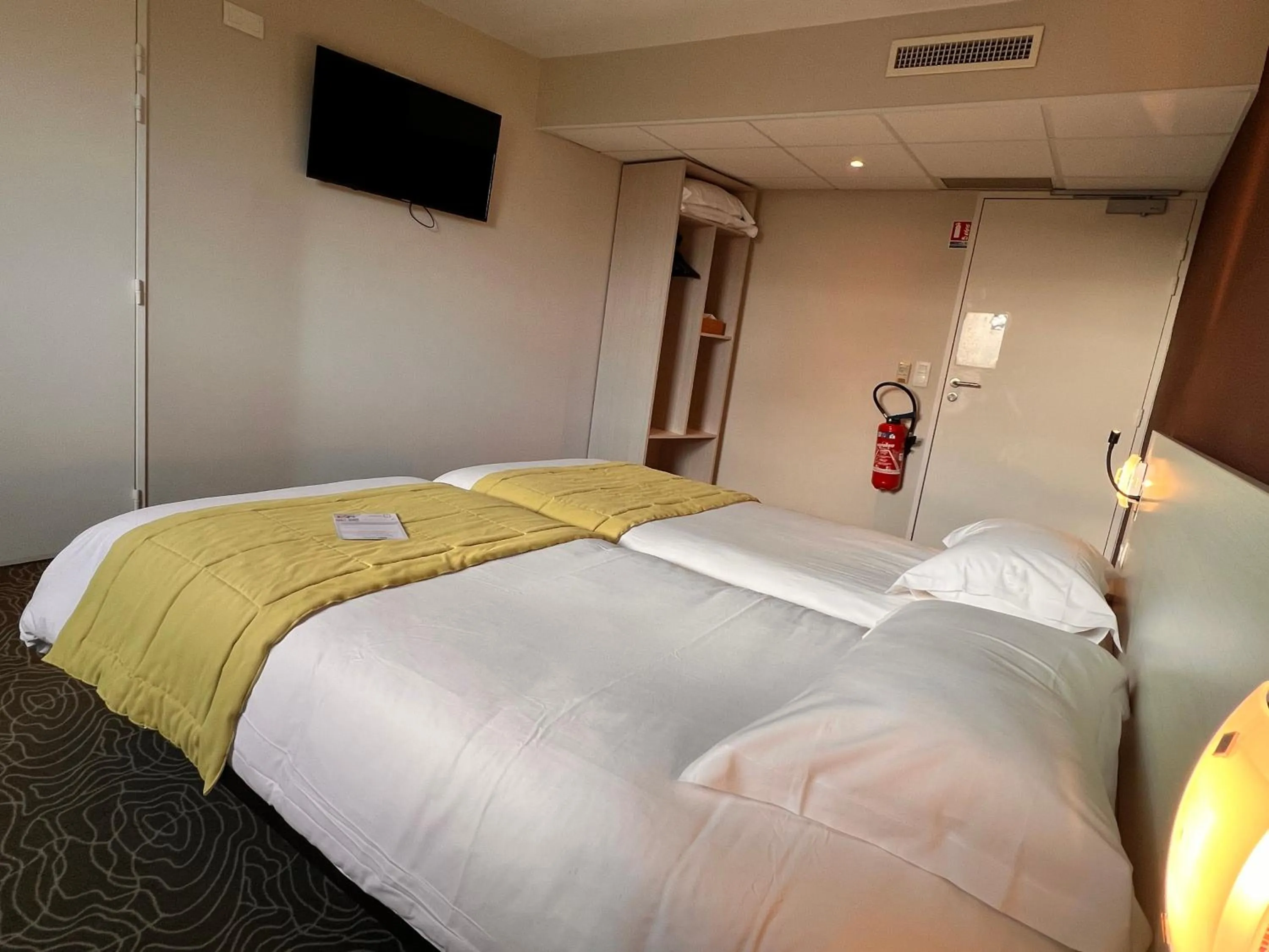 Bed in Brit Hotel Saint-Méen-le-Grand en Brocéliande