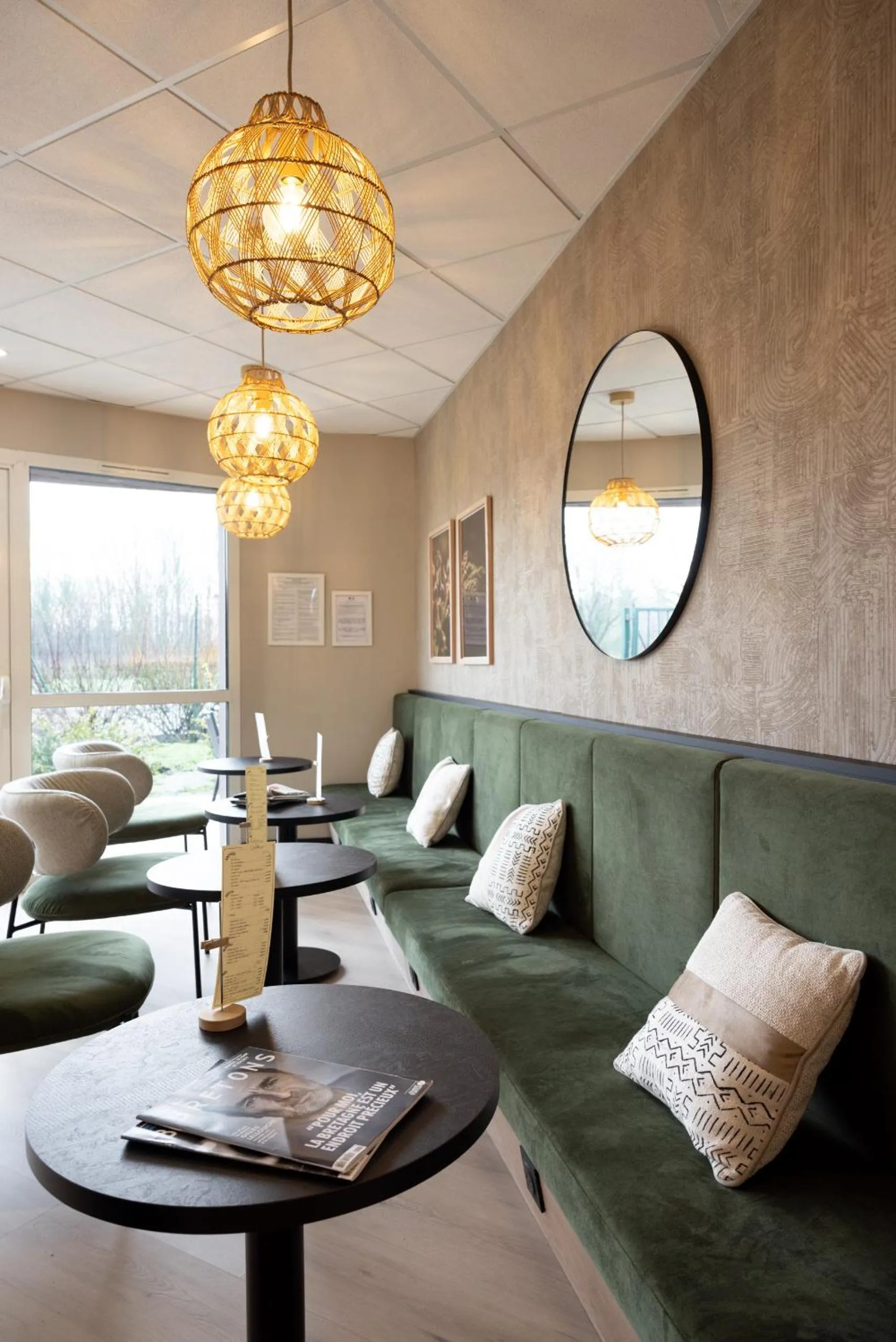 Lounge or bar in Brit Hotel Saint-Méen-le-Grand en Brocéliande