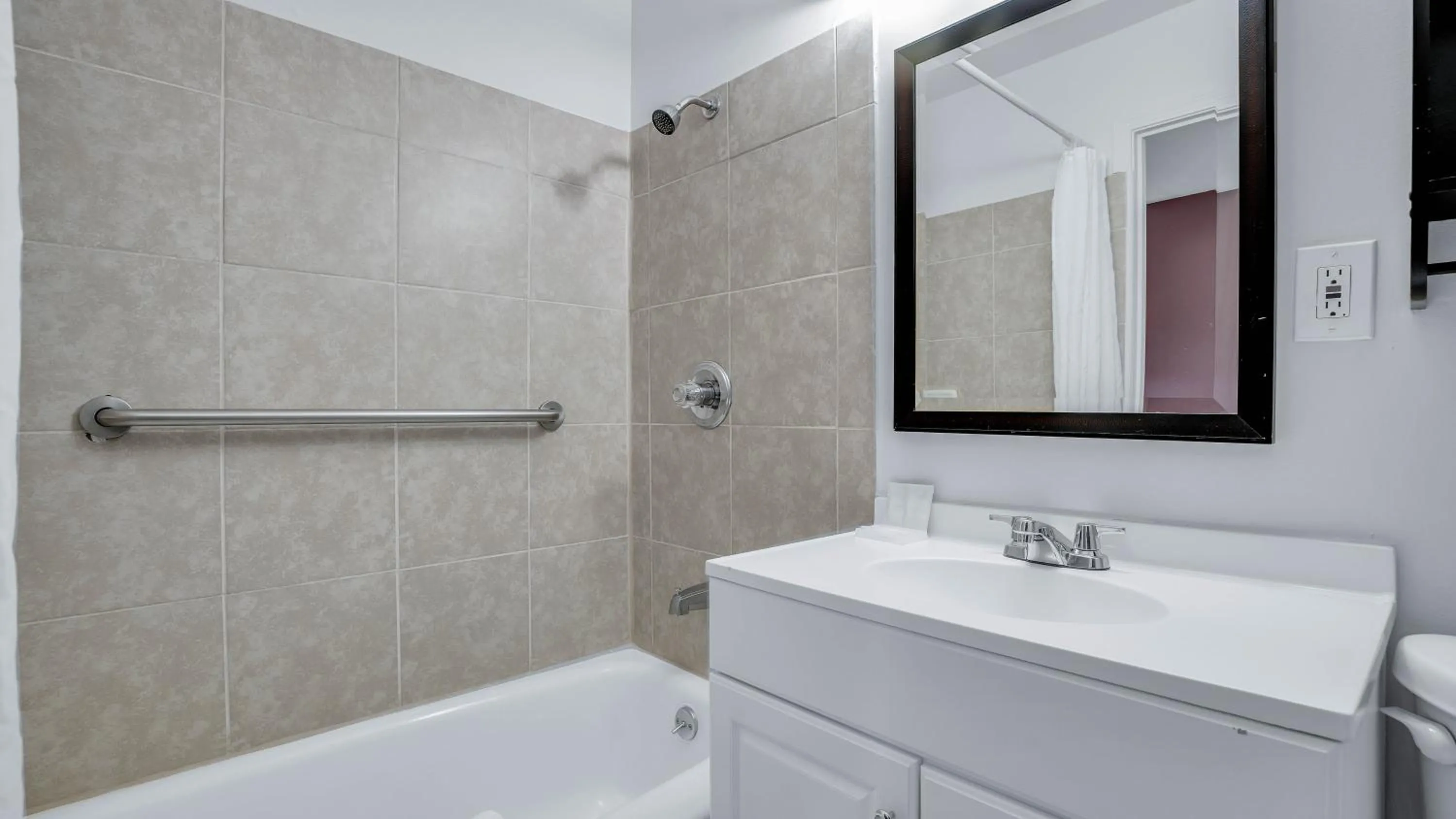 Bathroom in Viking Motel