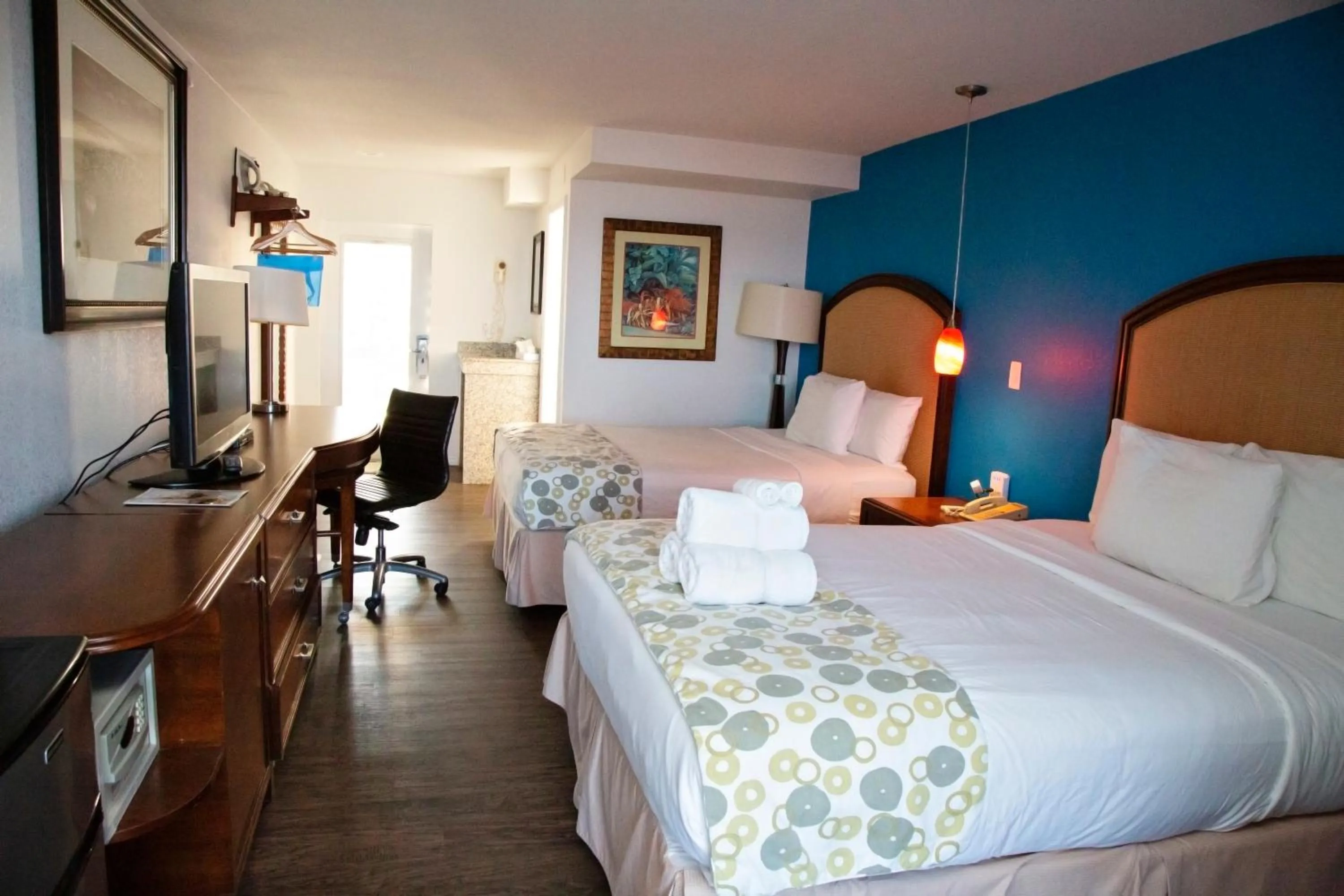 Photo of the whole room, Bed in Daytona Dream Inn By AmeriVu