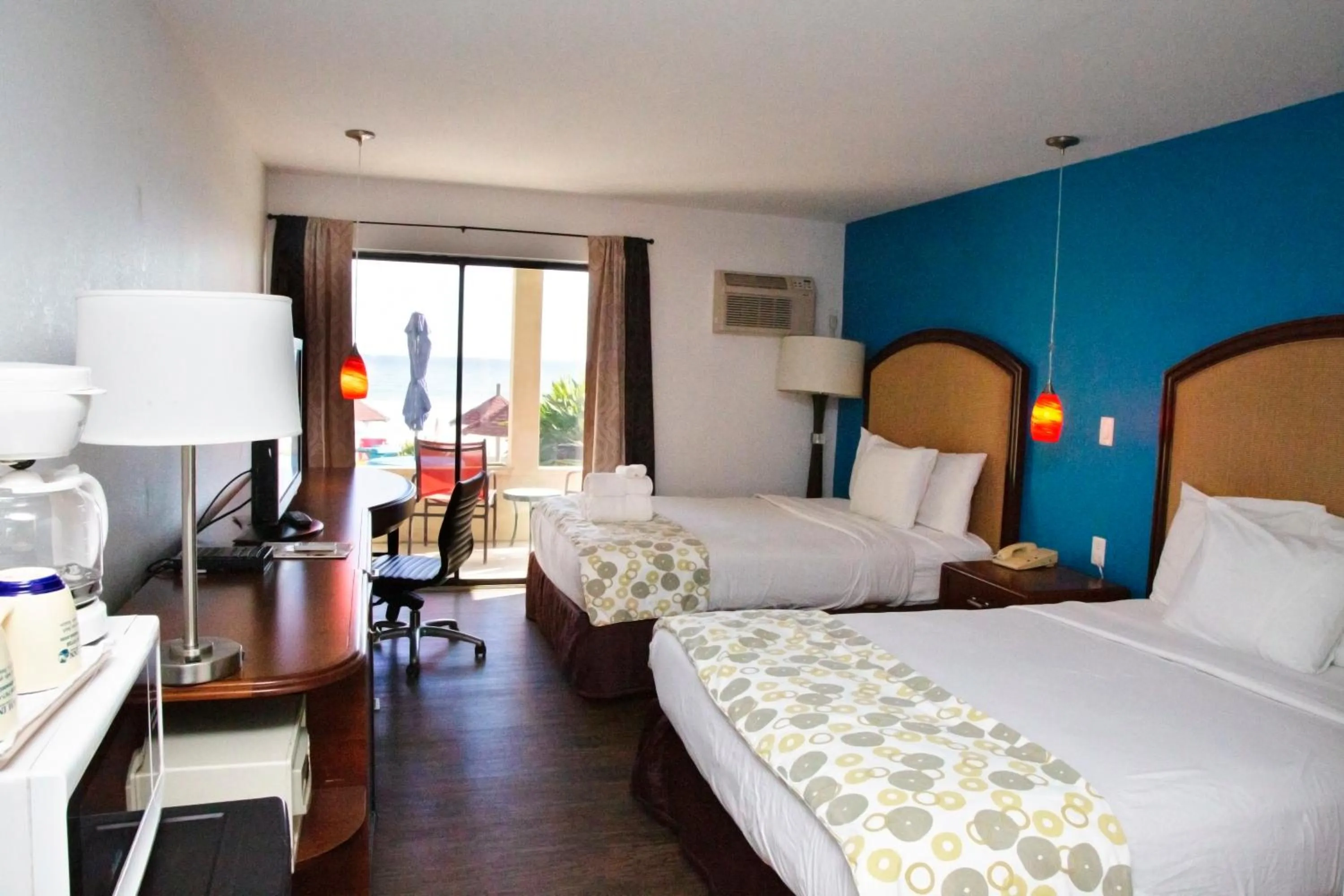 Photo of the whole room, Bed in Daytona Dream Inn By AmeriVu