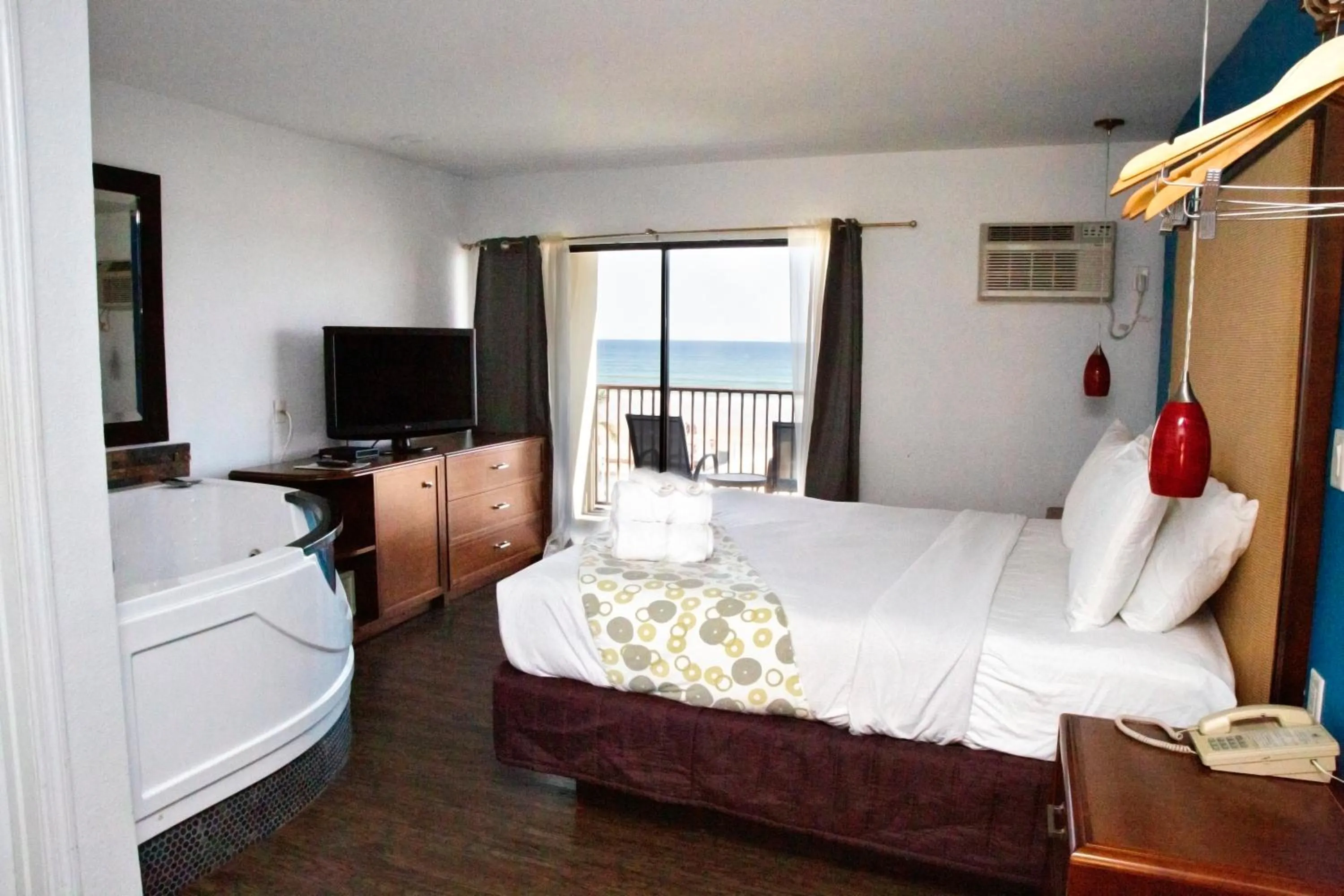 Photo of the whole room, Bed in Daytona Dream Inn By AmeriVu