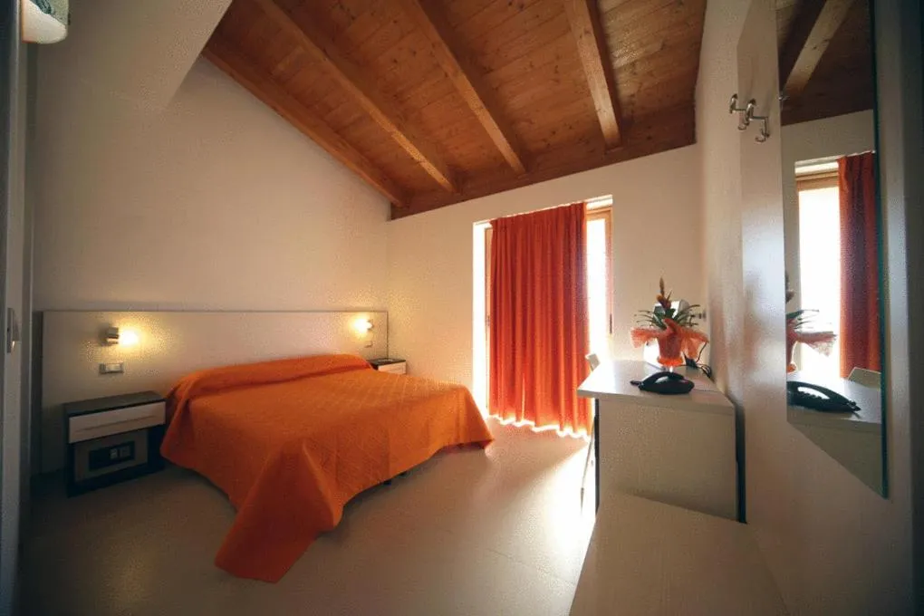 Photo of the whole room, Bed in Hotel Incontro